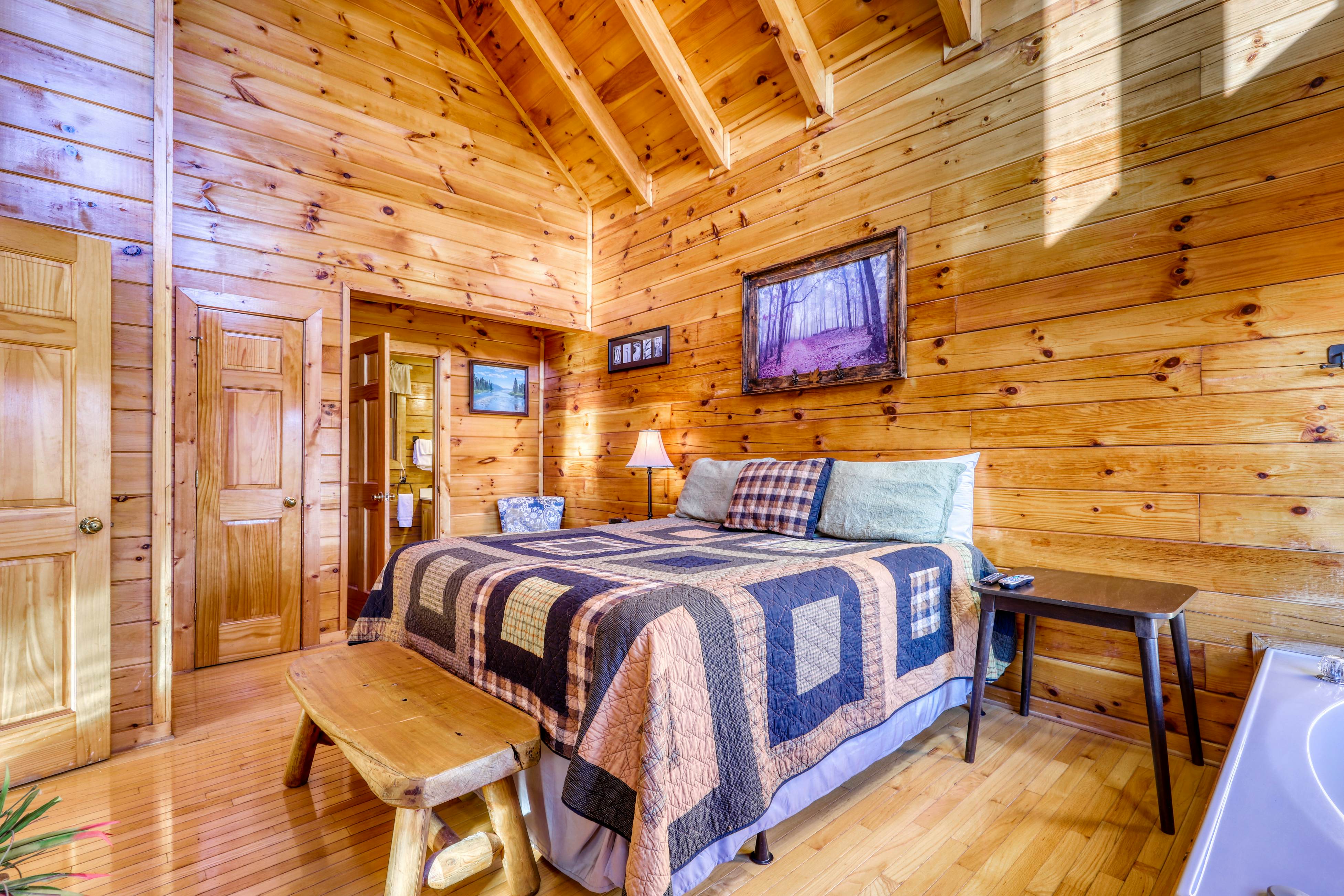 Stunning log cabin in rolling hills w/ private hot tub & Free Attraction Tickets