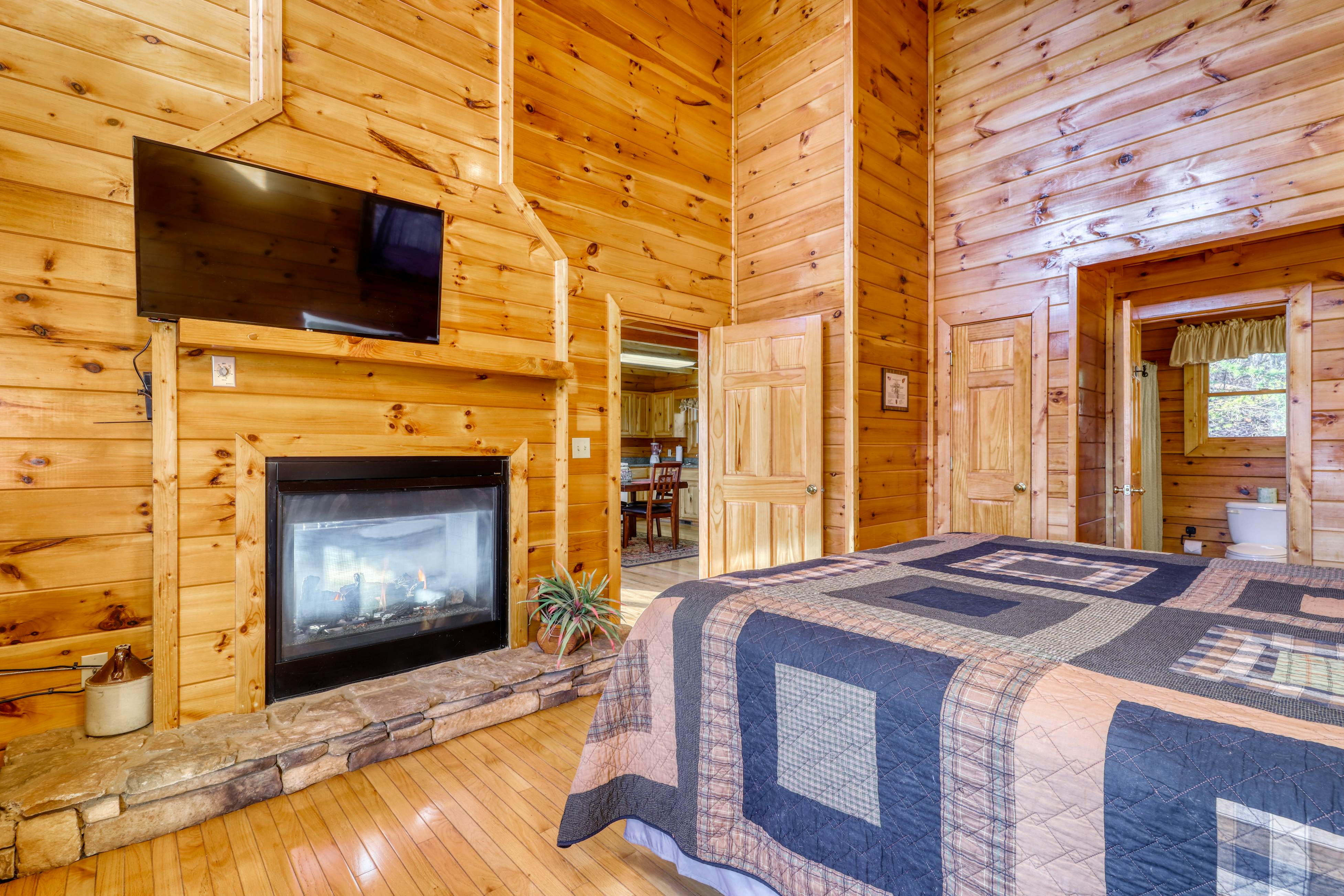Stunning log cabin in rolling hills w/ private hot tub & Free Attraction Tickets