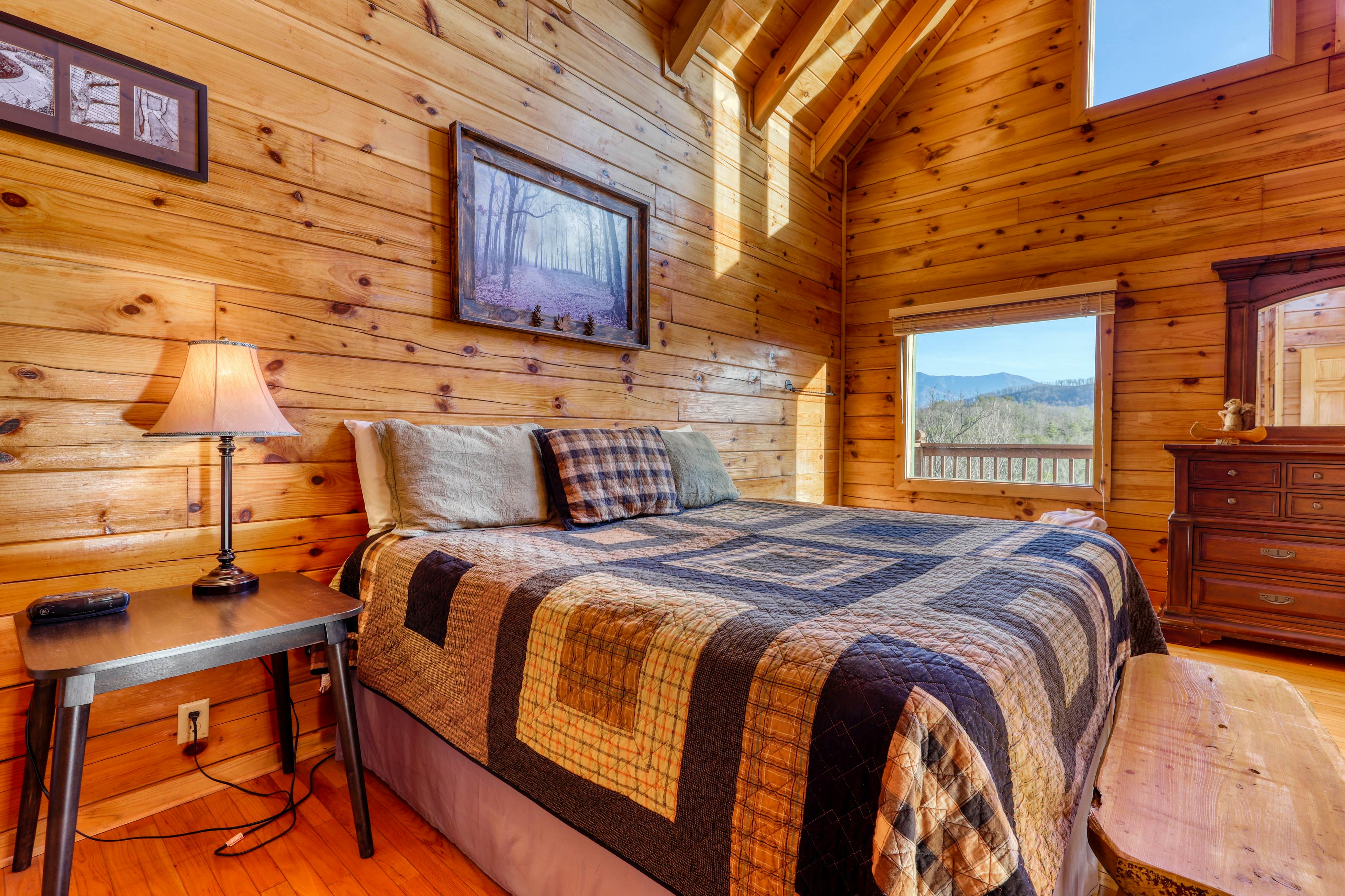 Stunning log cabin in rolling hills w/ private hot tub & Free Attraction Tickets