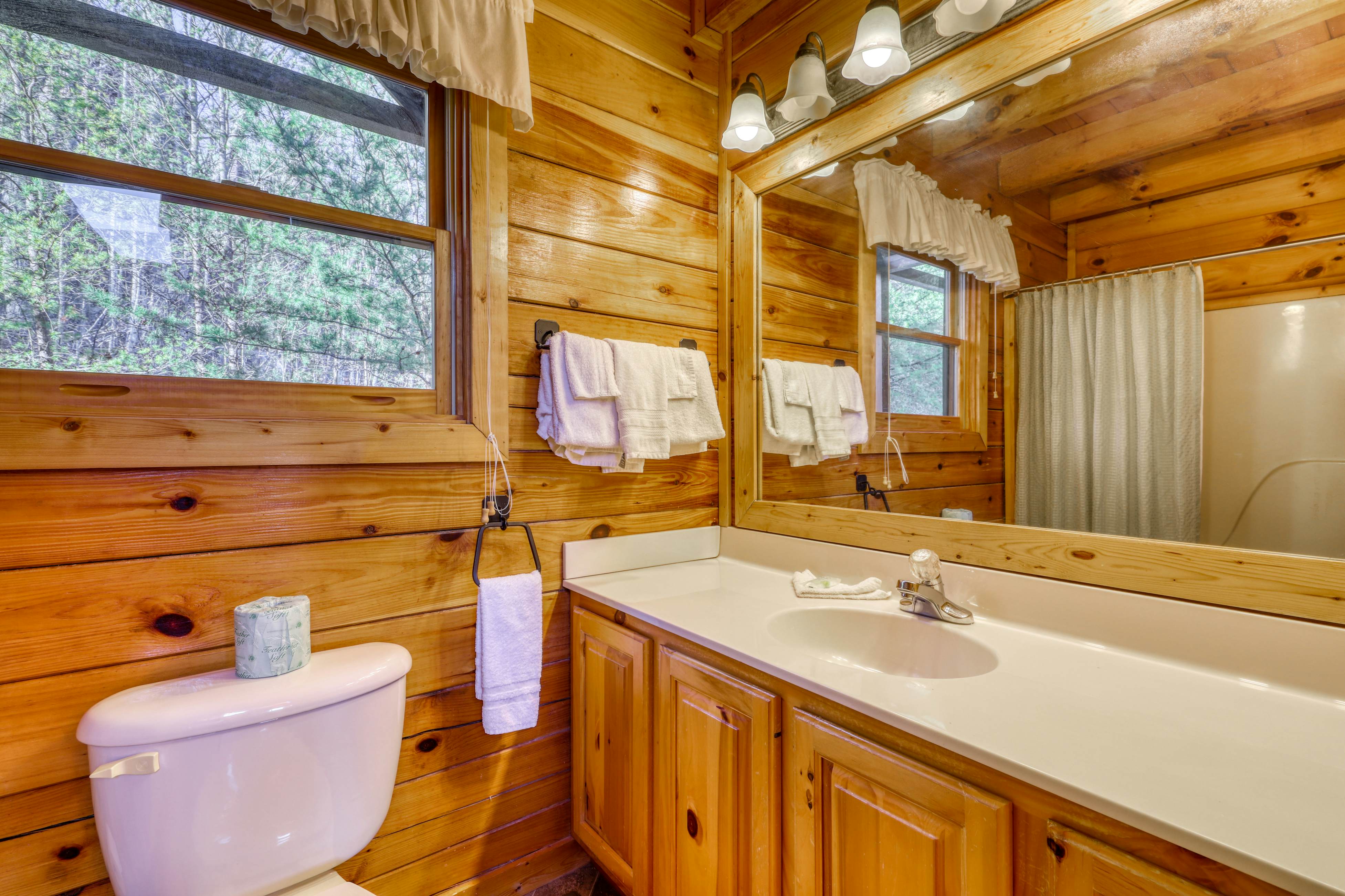 Stunning log cabin in rolling hills w/ private hot tub & Free Attraction Tickets