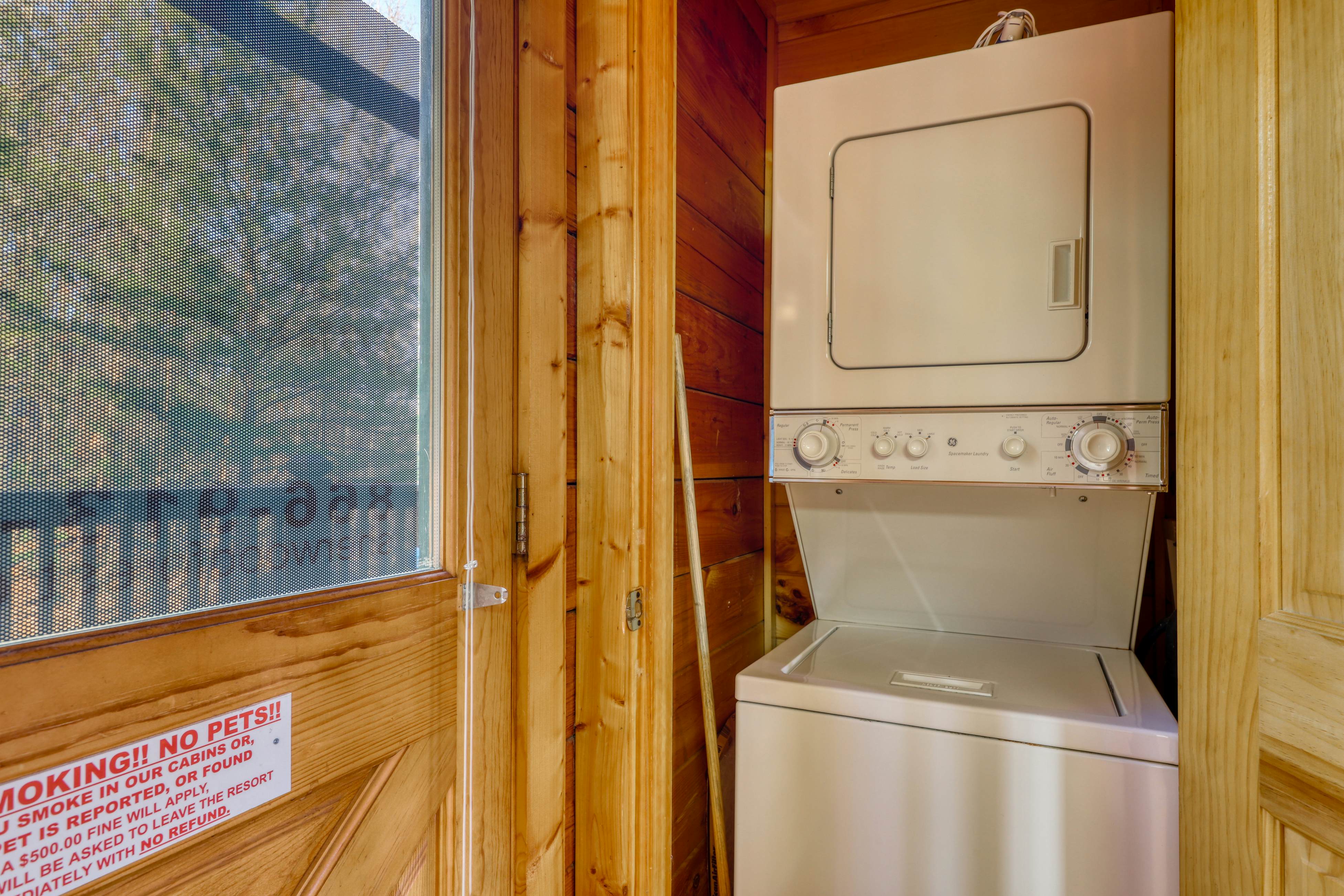 Stunning log cabin in rolling hills w/ private hot tub & Free Attraction Tickets