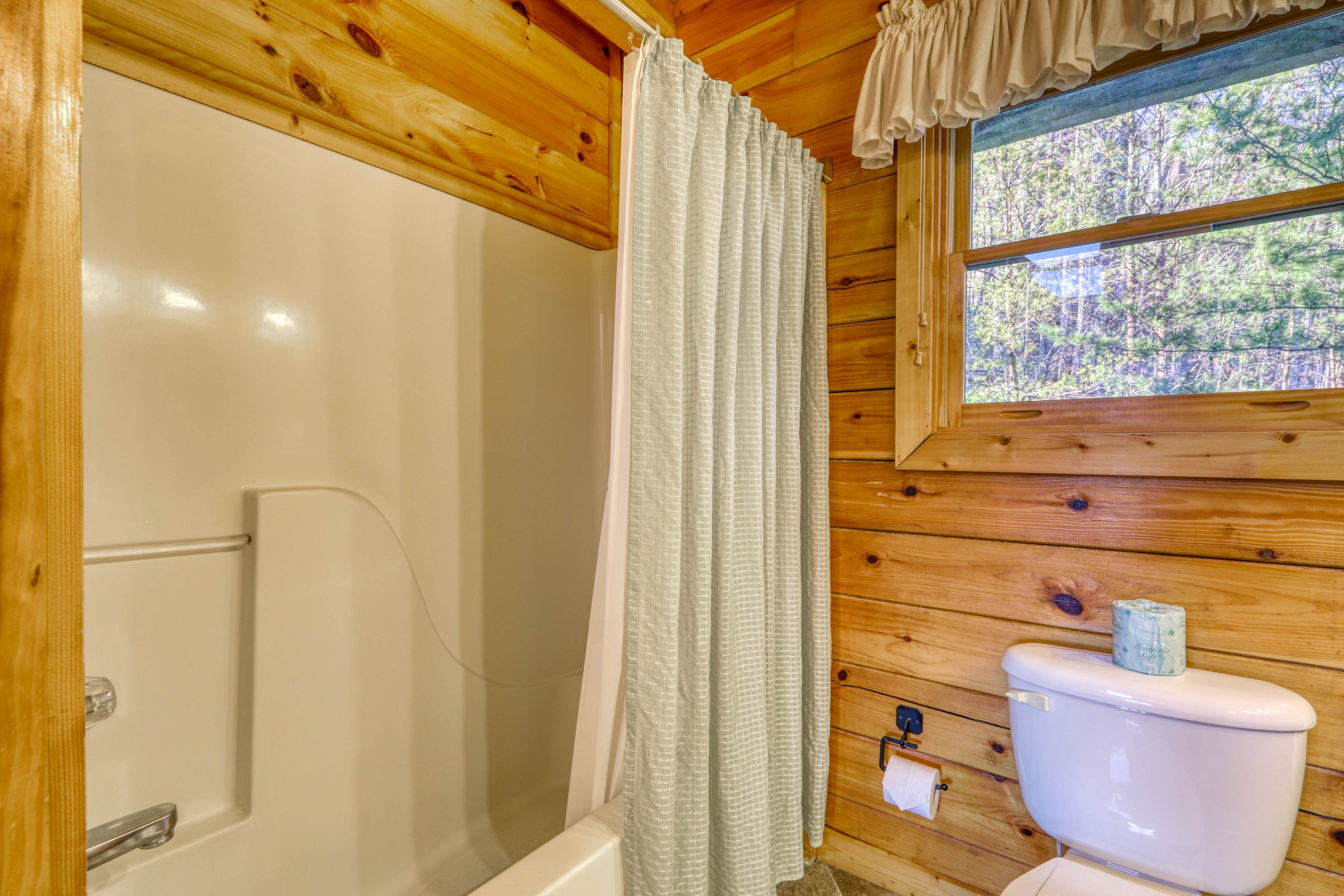 Stunning log cabin in rolling hills w/ private hot tub & Free Attraction Tickets