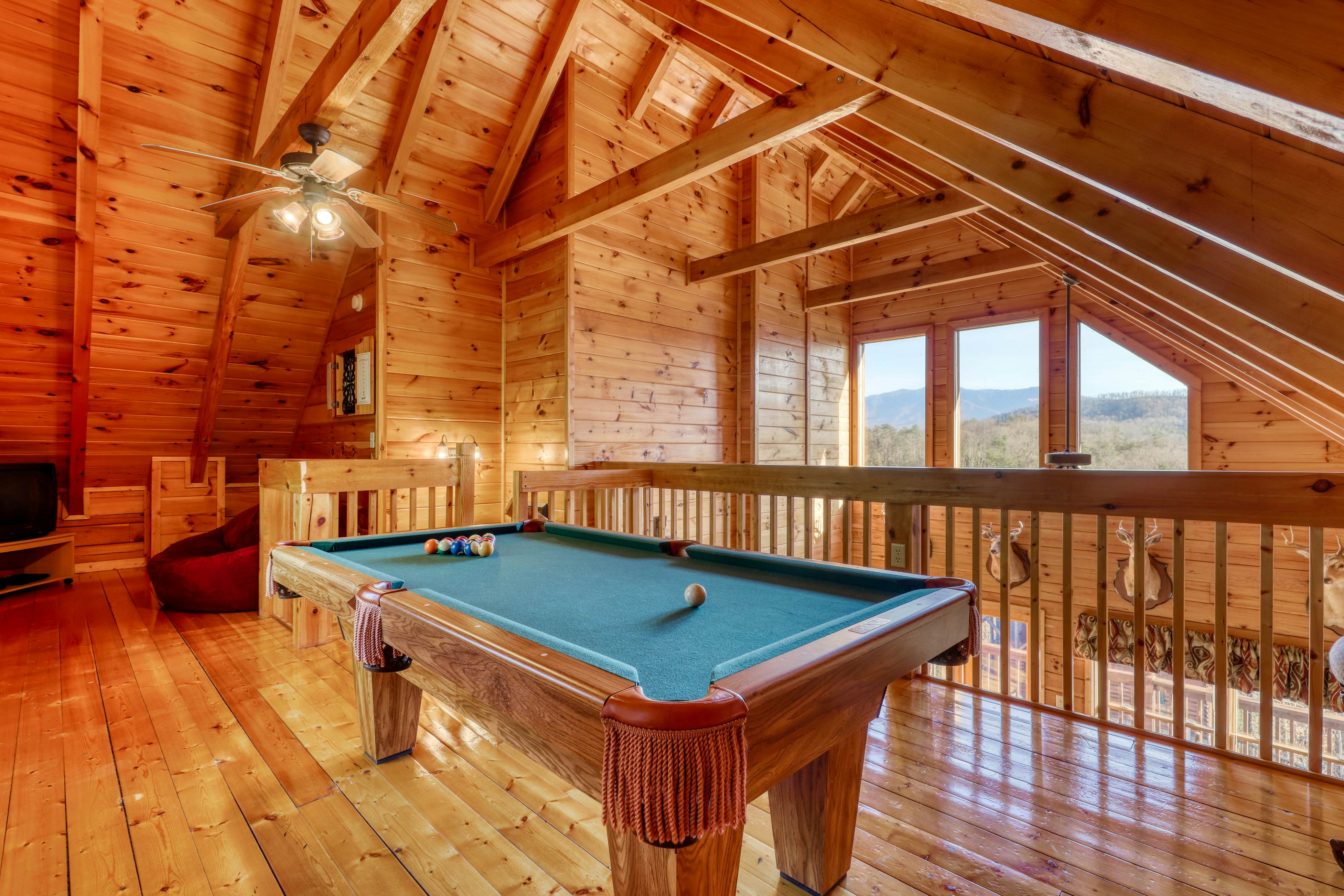 Stunning log cabin in rolling hills w/ private hot tub & Free Attraction Tickets