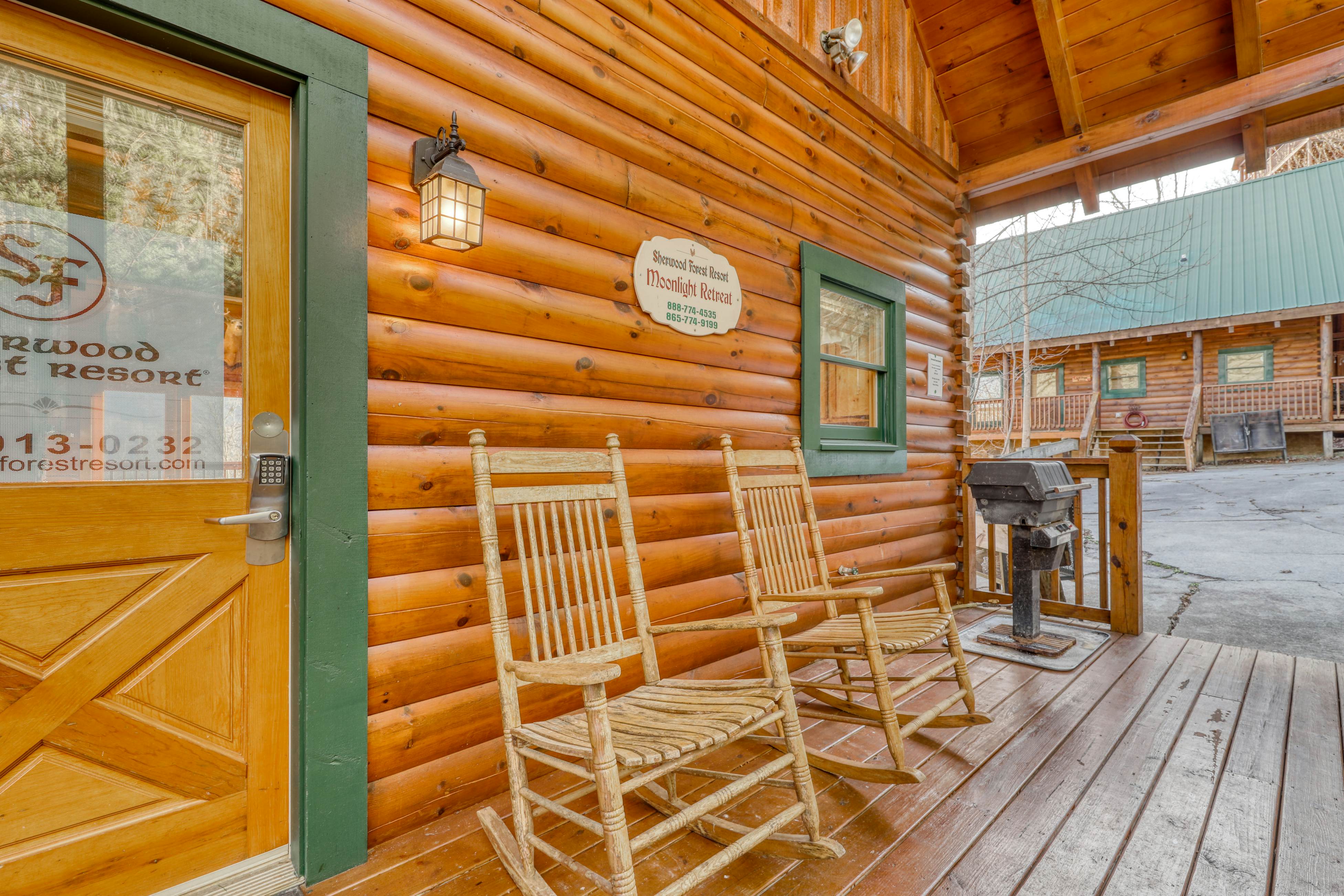 Stunning log cabin in rolling hills w/ private hot tub & Free Attraction Tickets
