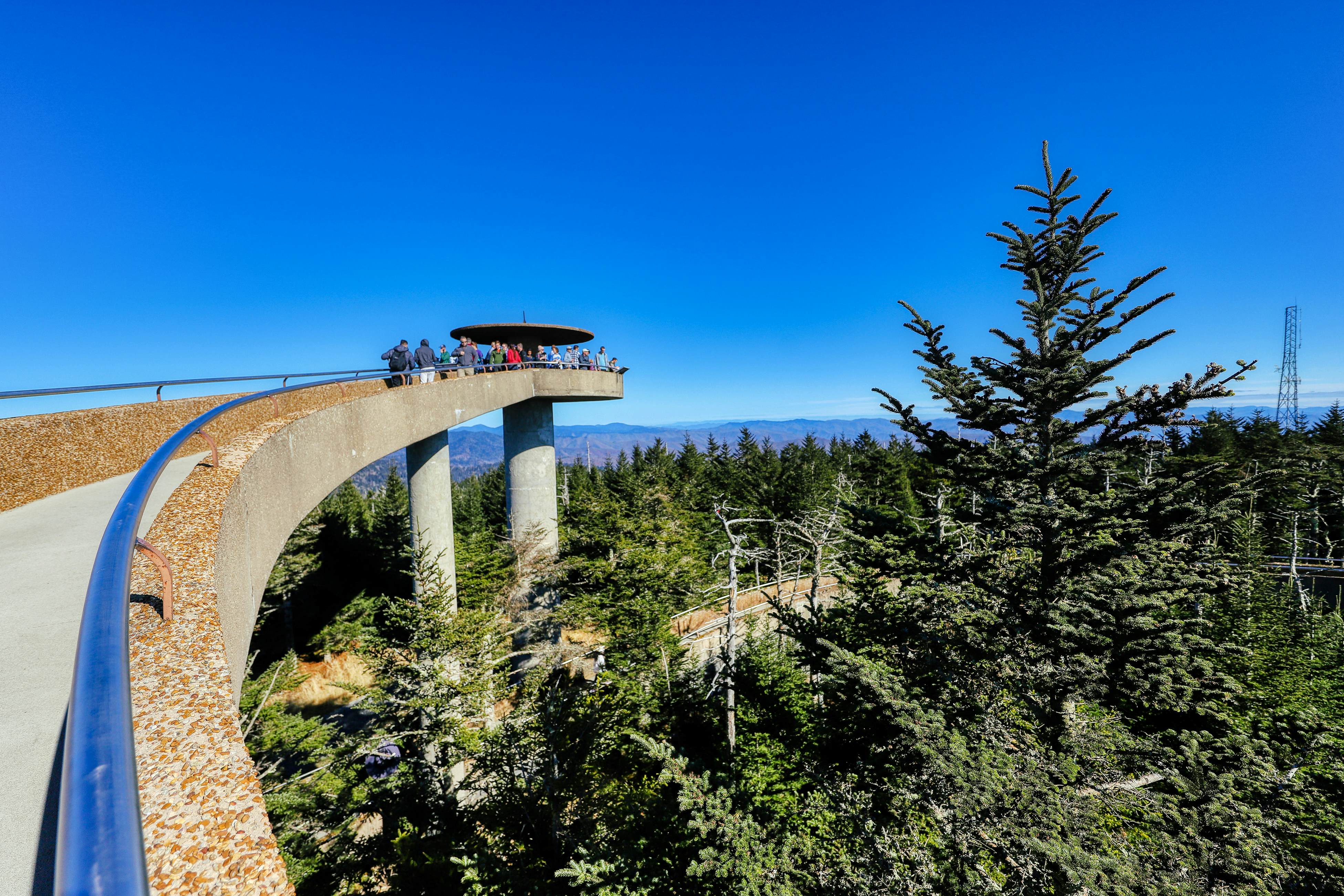 Stunning log cabin in rolling hills w/ private hot tub & Free Attraction Tickets
