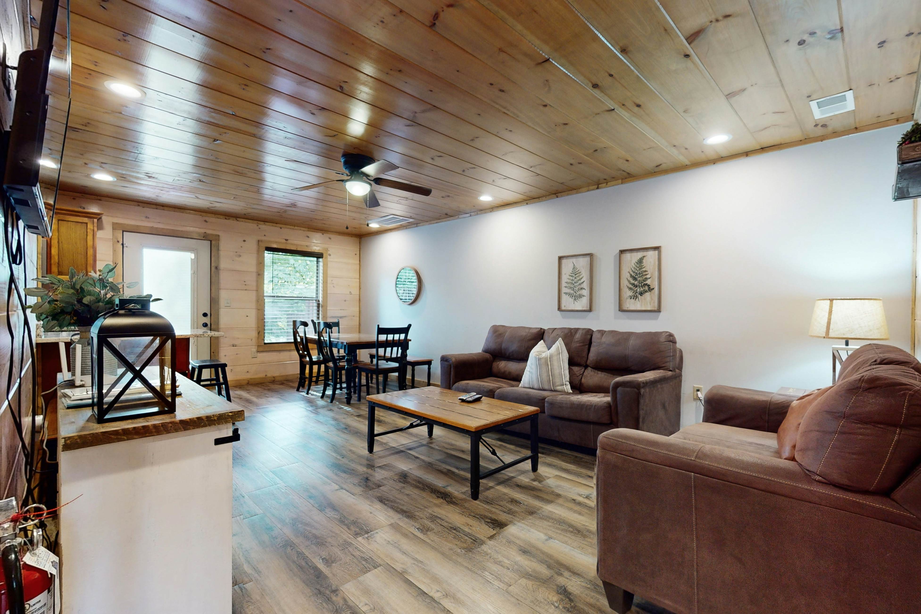 Sparkling Getaway, Sleeps 8・Hot Tub・Grill・Deck