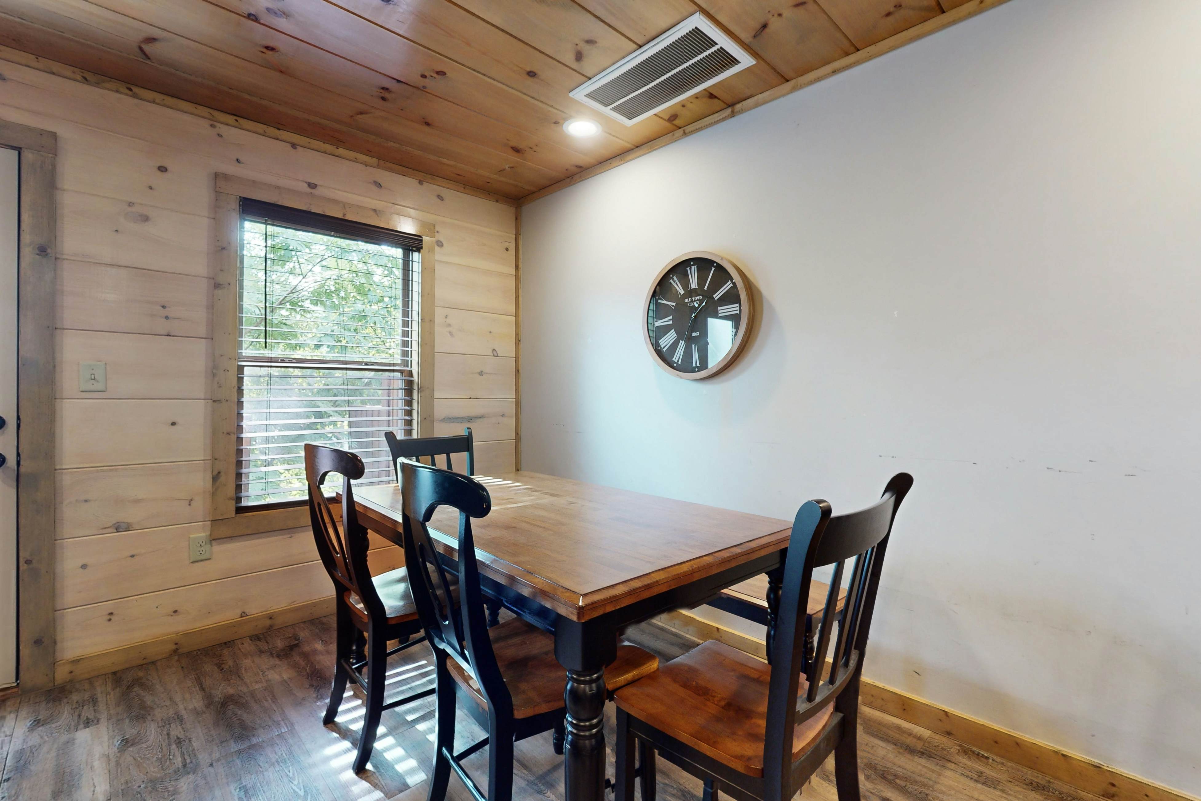 Sparkling Getaway, Sleeps 8・Hot Tub・Grill・Deck