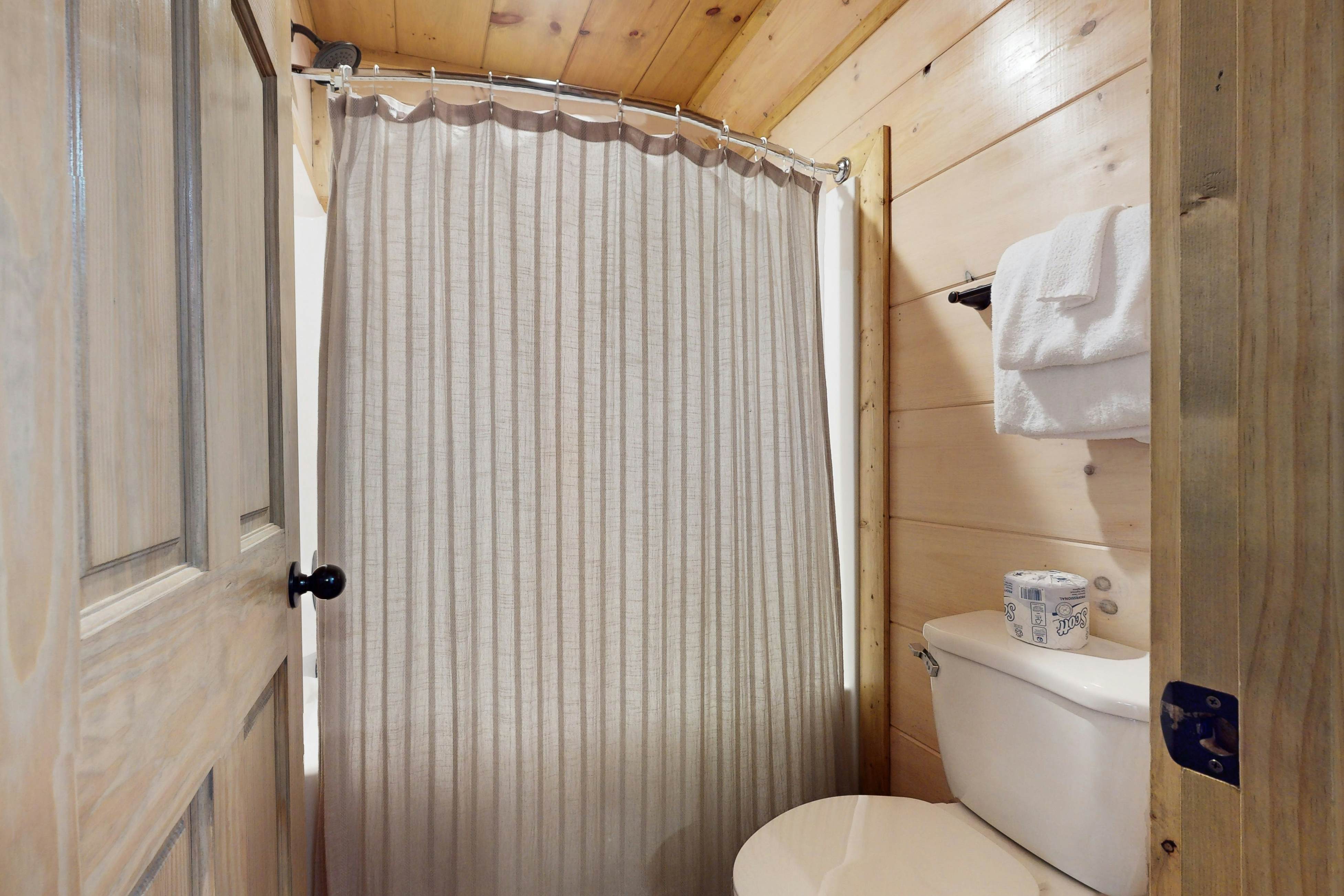 Sparkling Getaway, Sleeps 8・Hot Tub・Grill・Deck