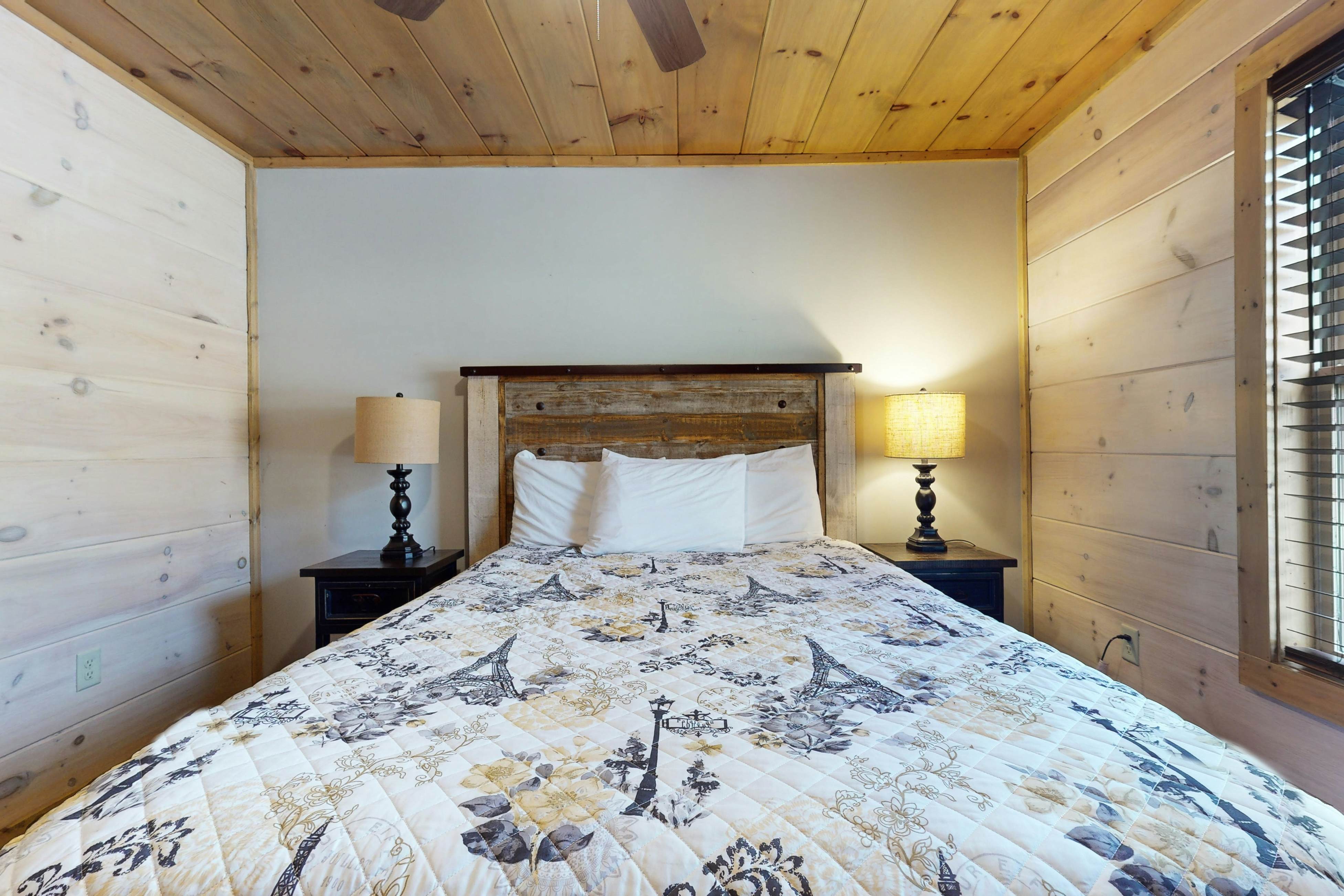 Sparkling Getaway, Sleeps 8・Hot Tub・Grill・Deck