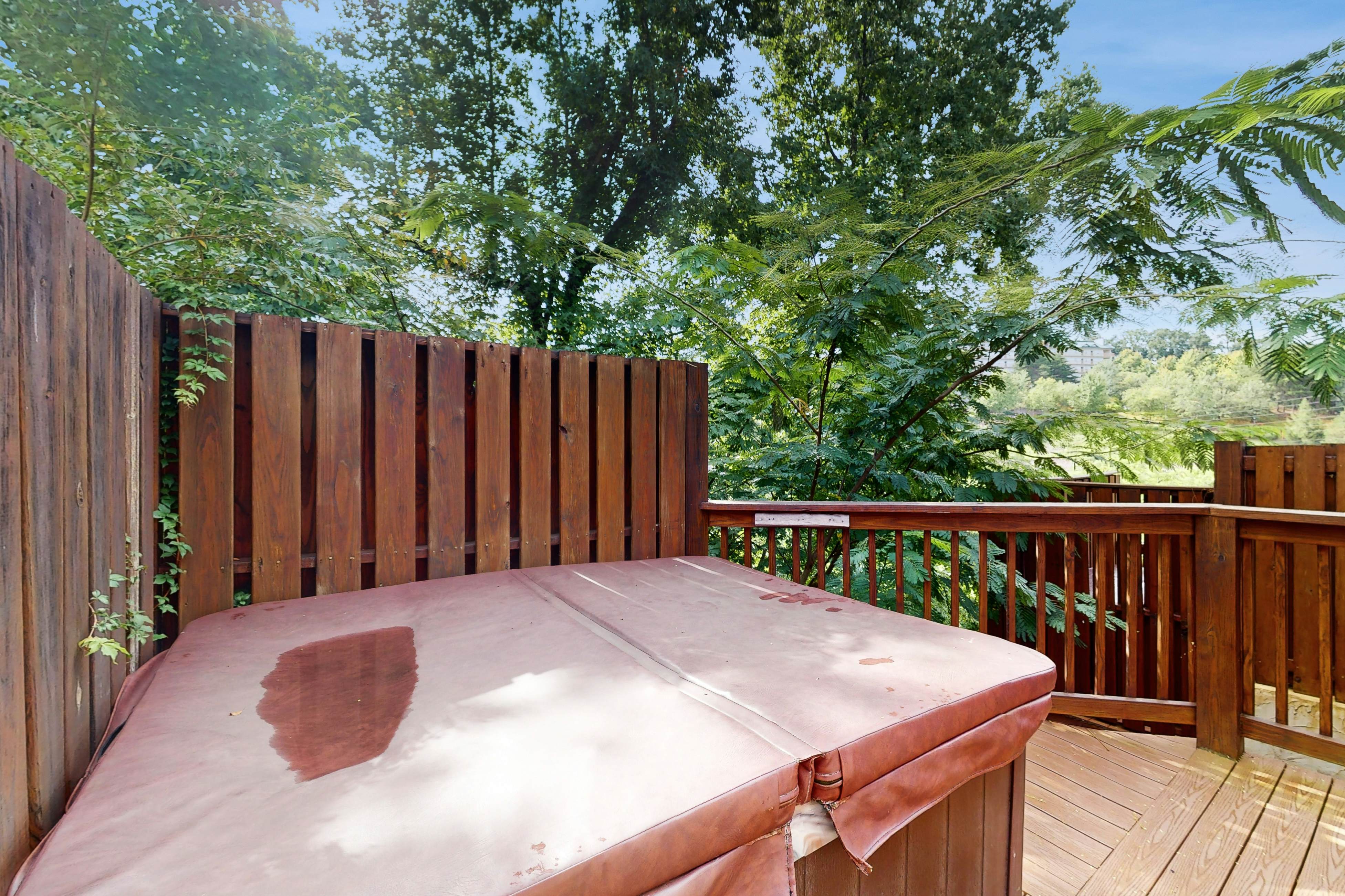 Sparkling Getaway, Sleeps 8・Hot Tub・Grill・Deck