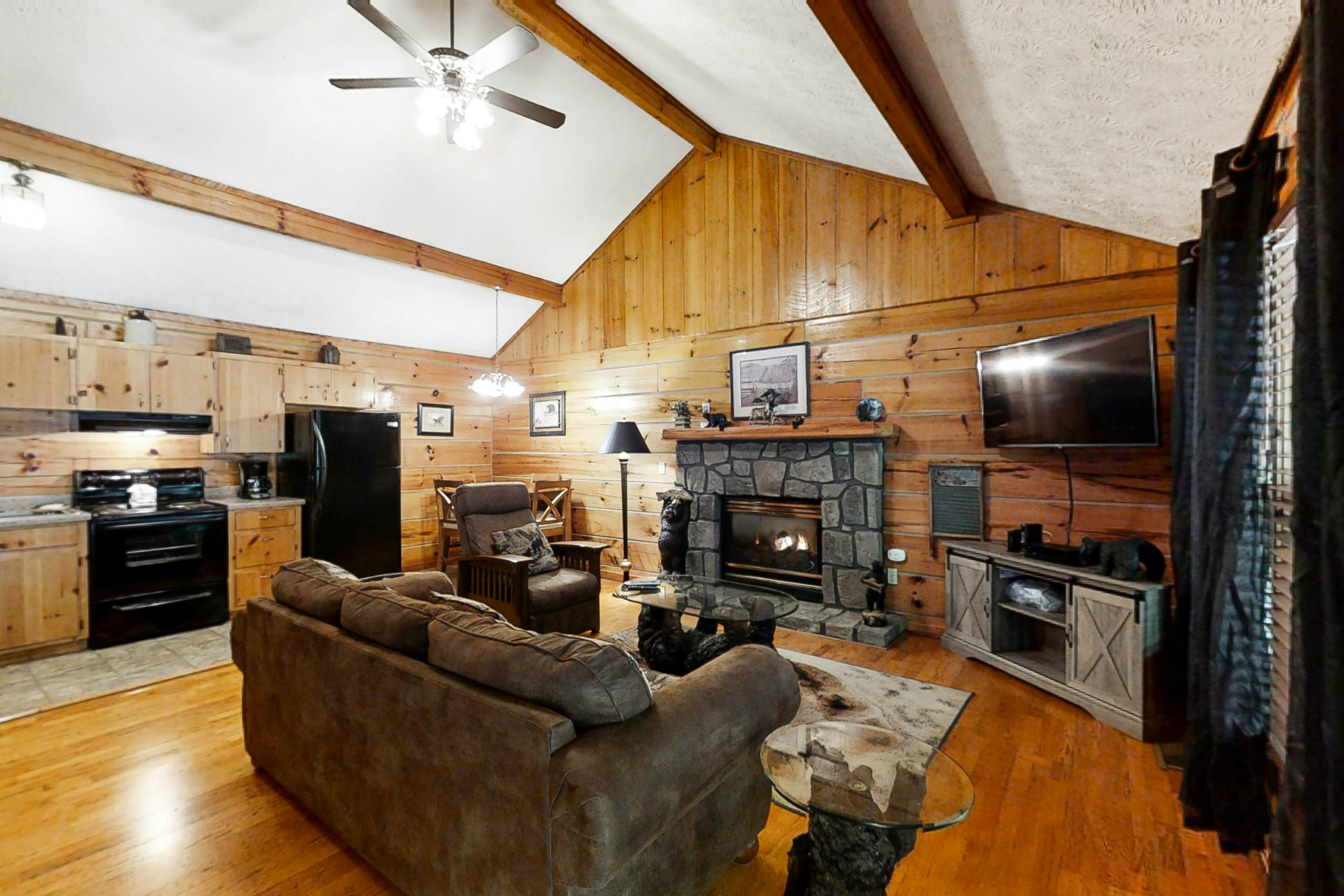 Charming Vacation Home, Sleep 4・Private Footbridge