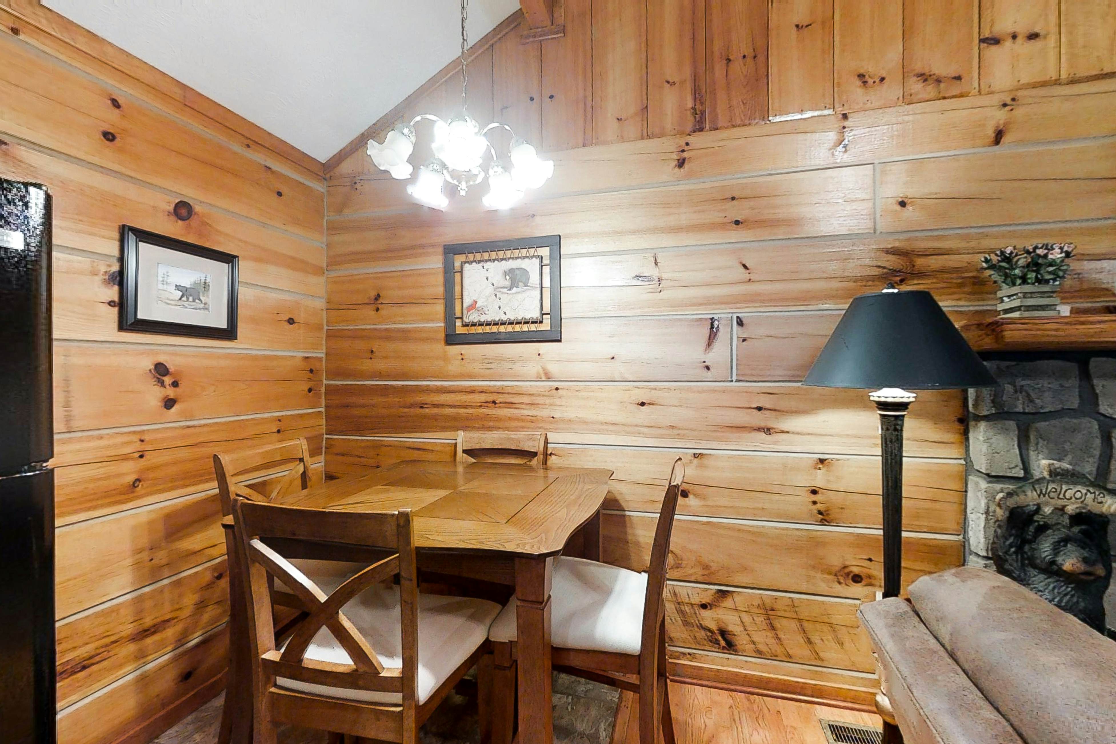 Charming Vacation Home, Sleep 4・Private Footbridge