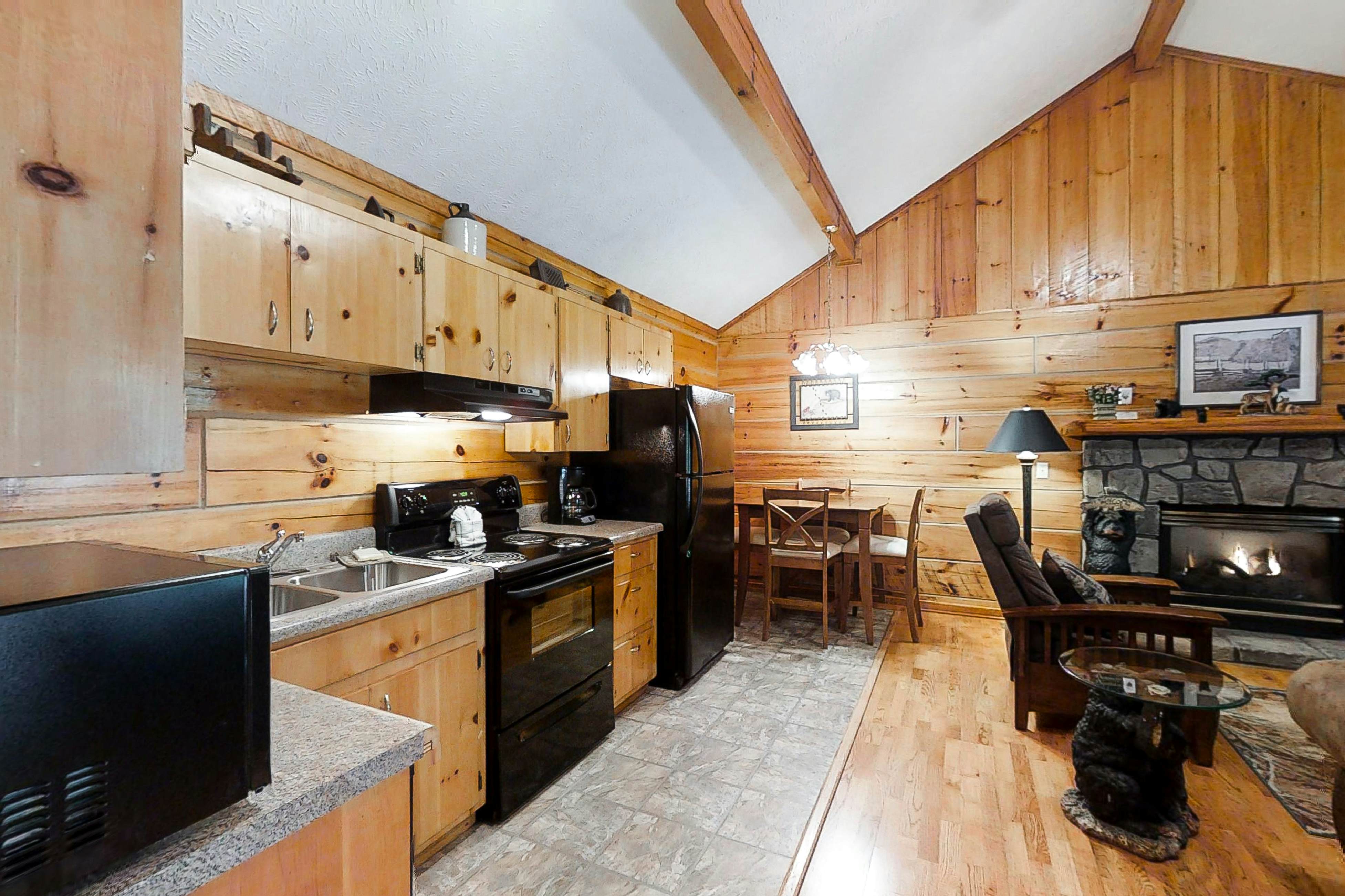 Charming Vacation Home, Sleep 4・Private Footbridge