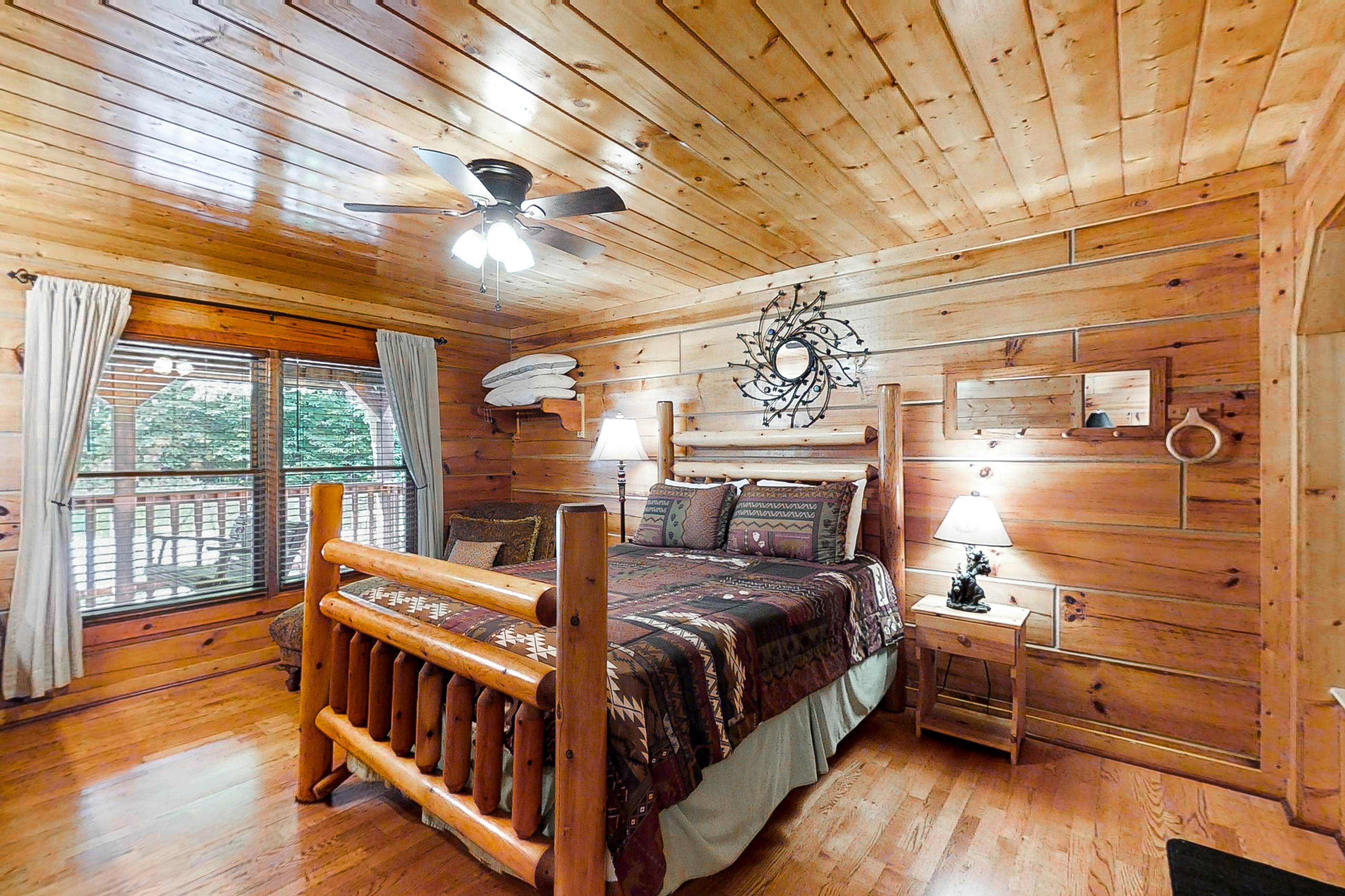 Charming Vacation Home, Sleep 4・Private Footbridge