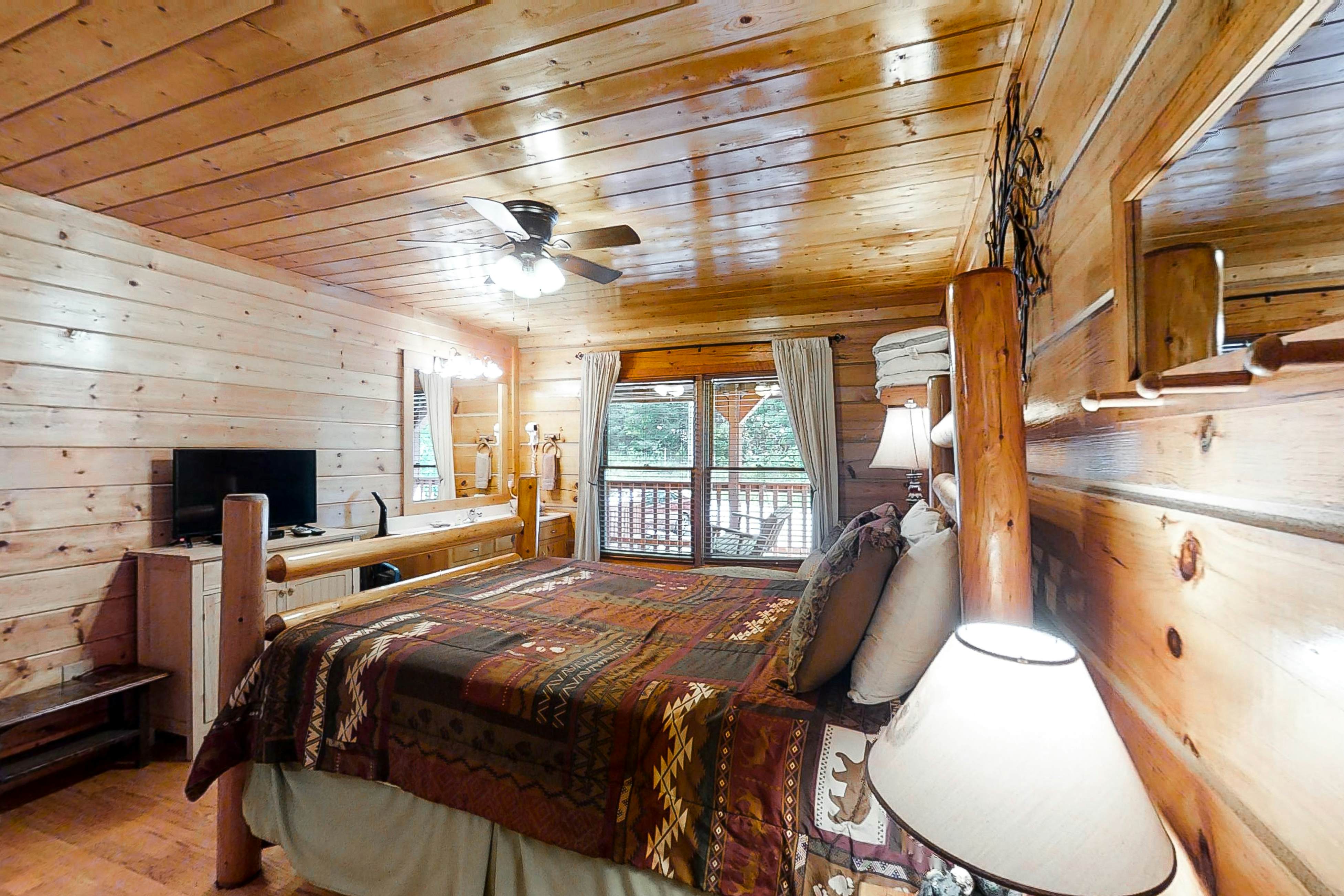 Charming Vacation Home, Sleep 4・Private Footbridge