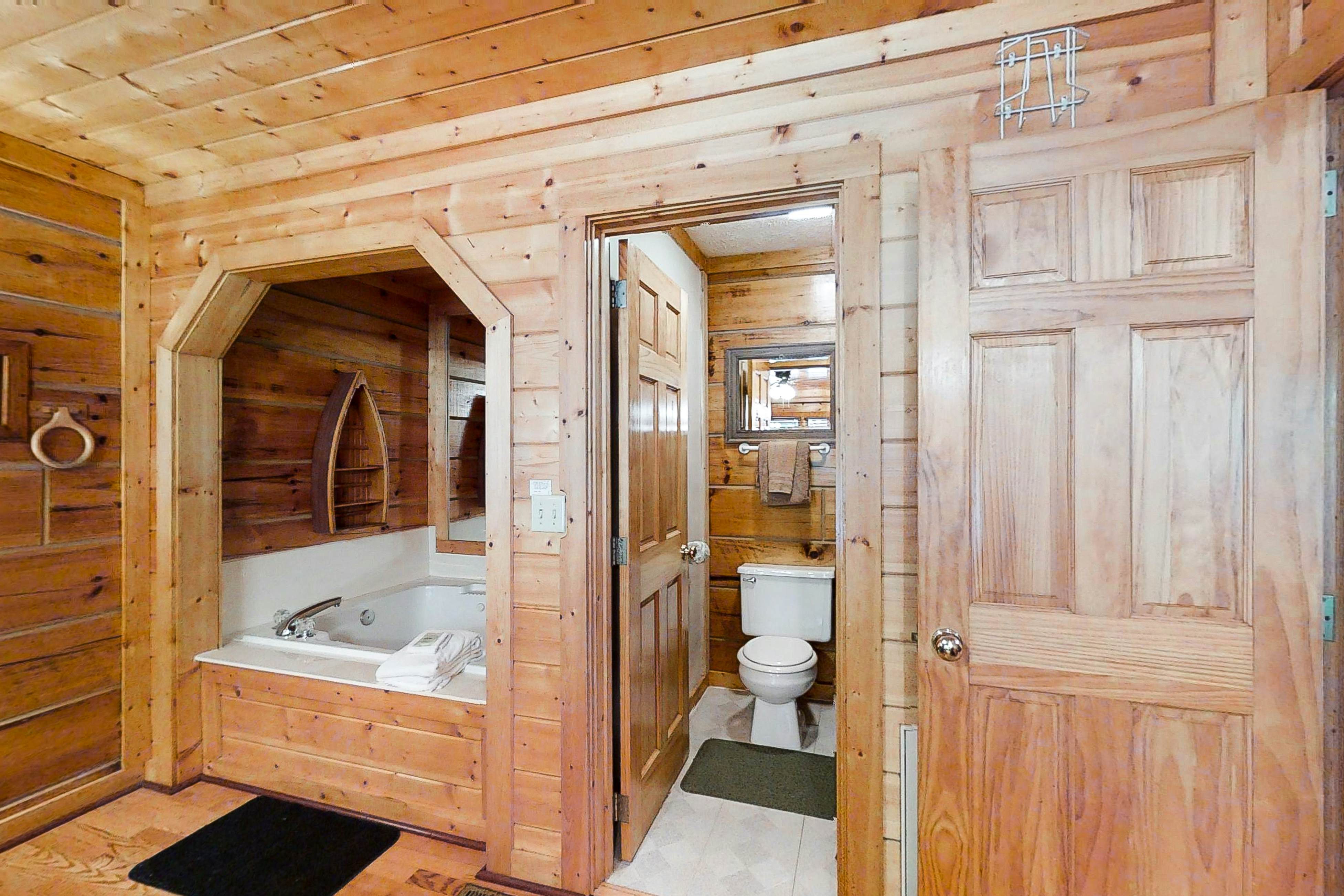 Charming Vacation Home, Sleep 4・Private Footbridge