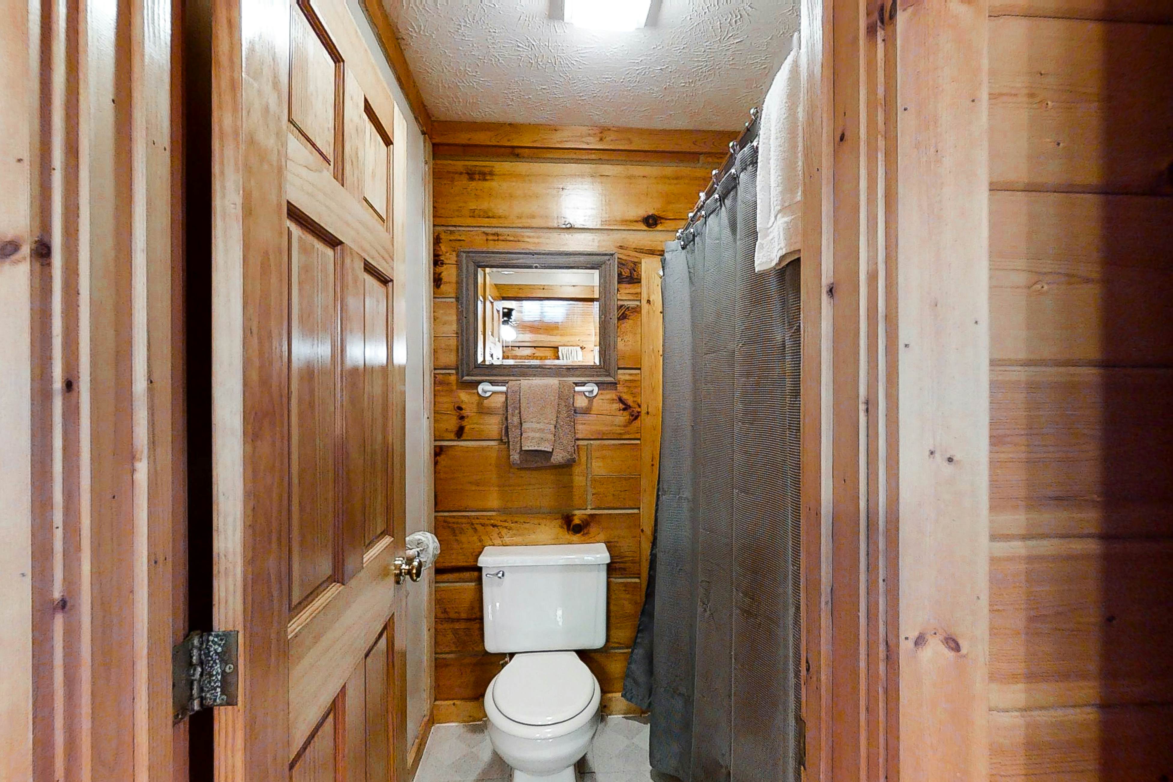 Charming Vacation Home, Sleep 4・Private Footbridge