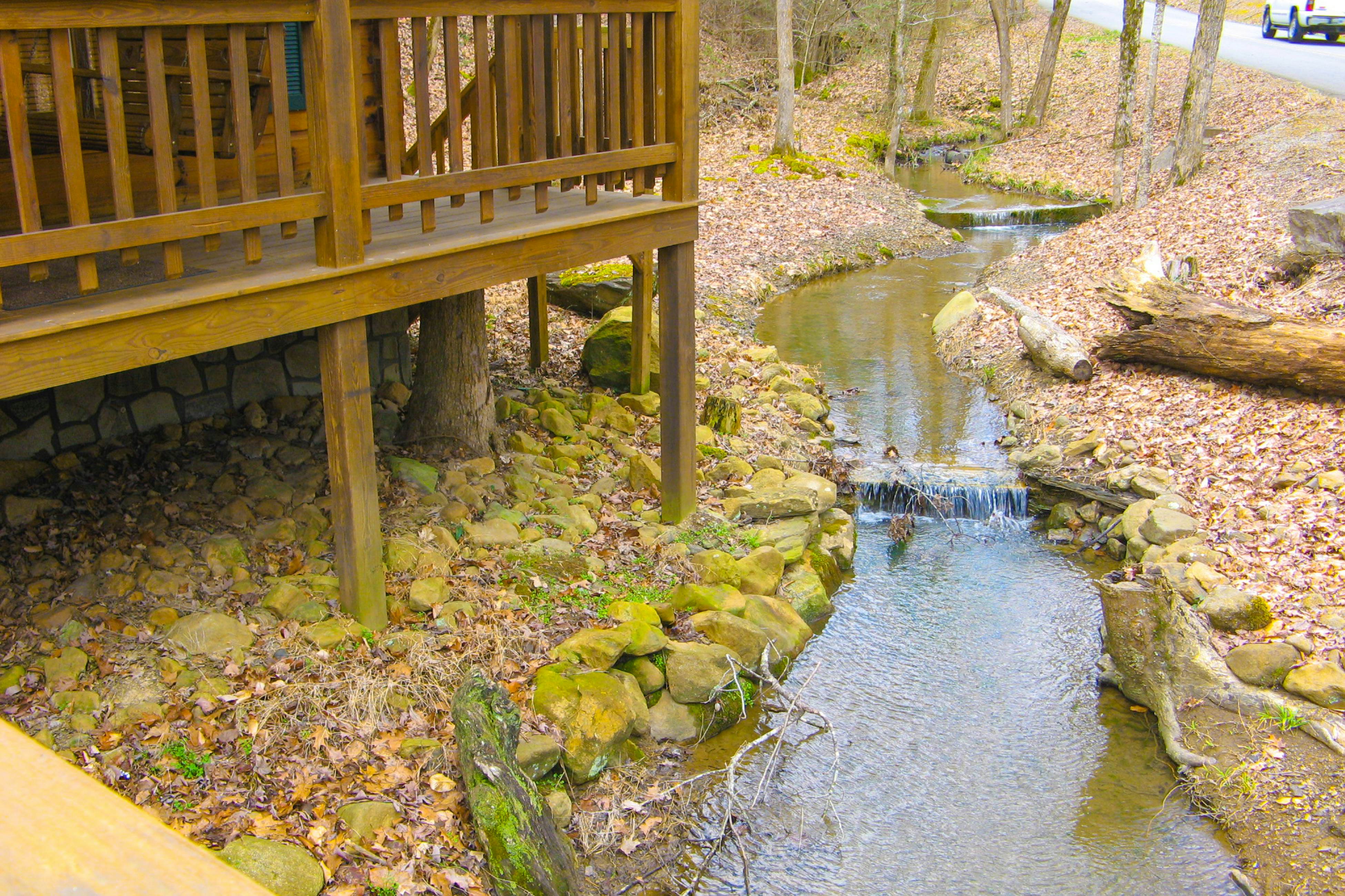 Charming Vacation Home, Sleep 4・Private Footbridge