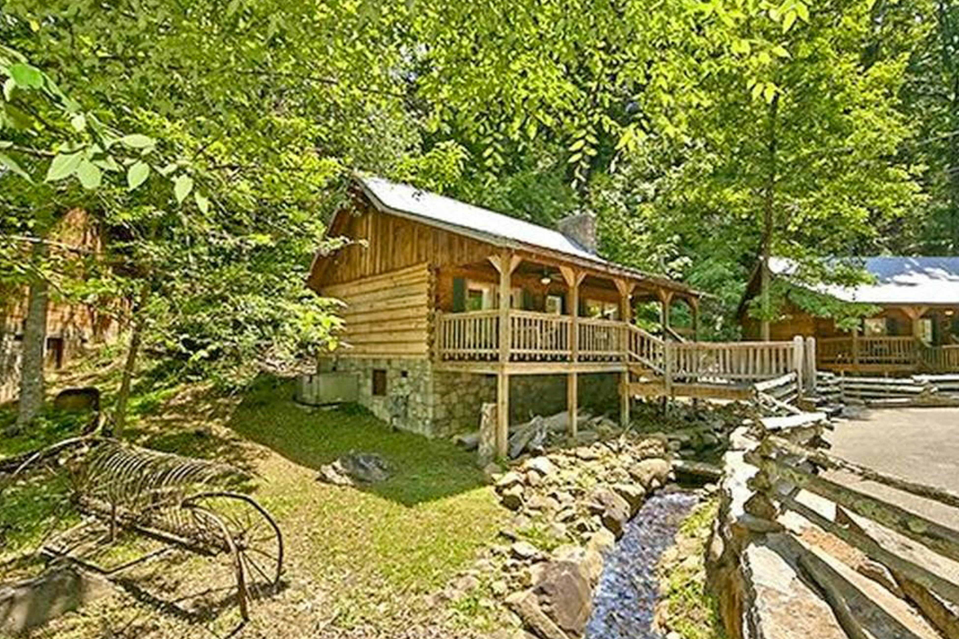 Charming Vacation Home, Sleep 4・Private Footbridge