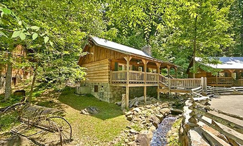 Charming Vacation Home, Sleep 4・Private Footbridge