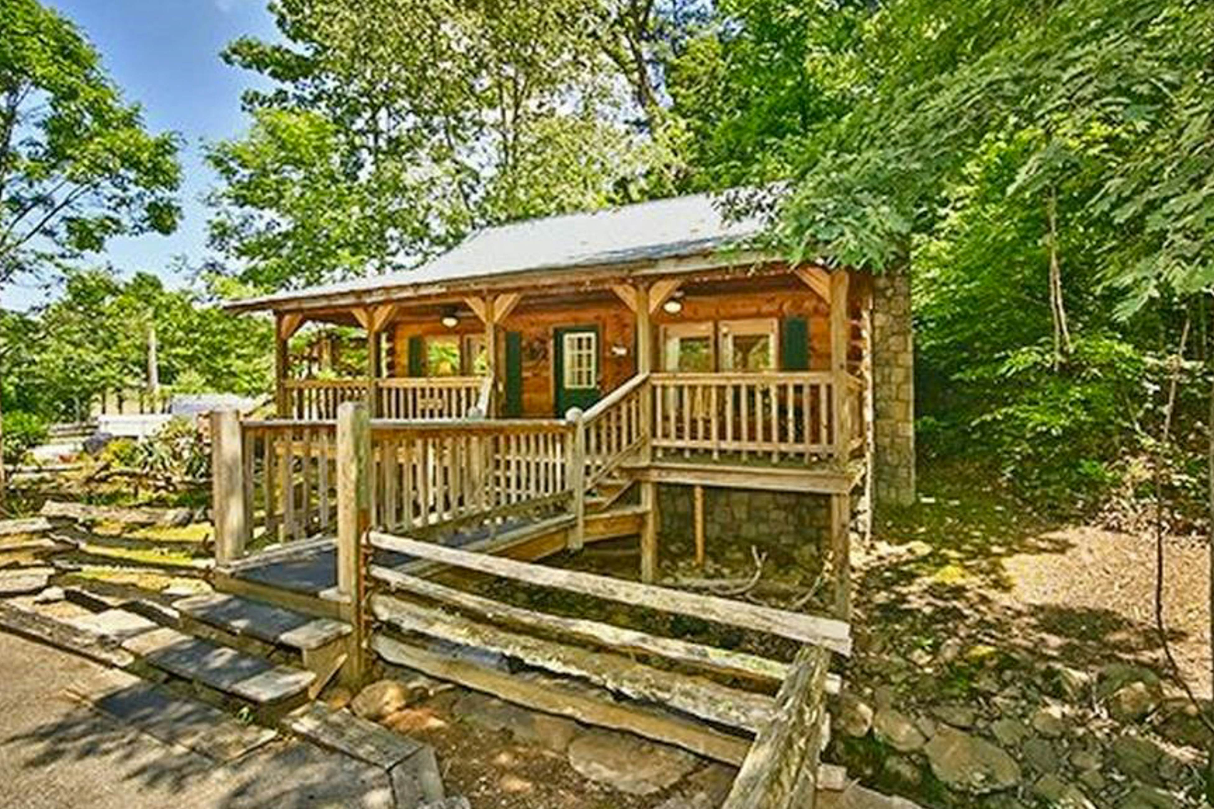 Charming Vacation Home, Sleep 4・Private Footbridge