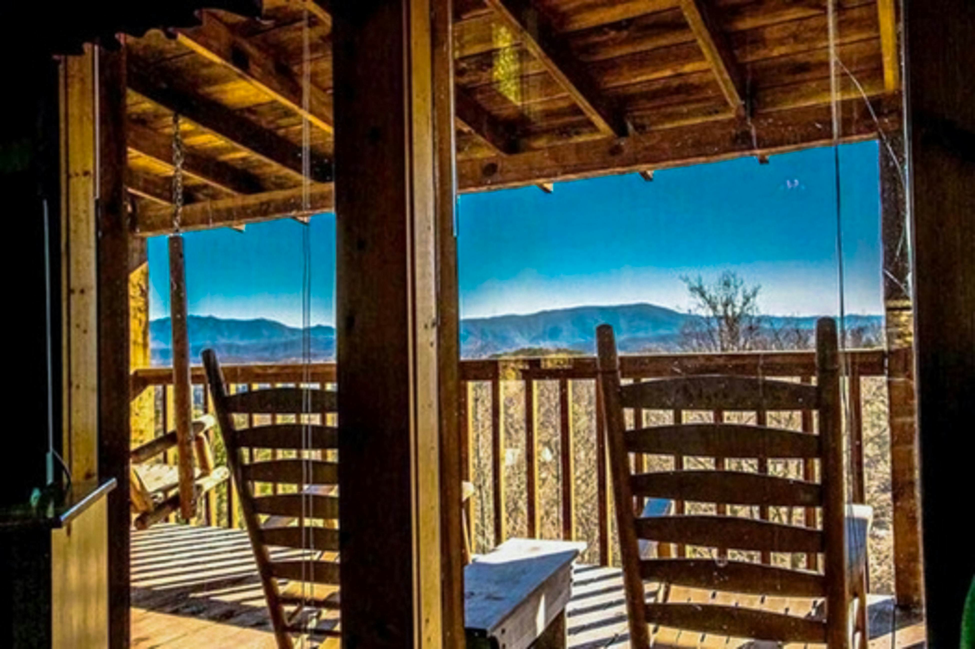 Mountainside cabin w/private hot tub, incredible views & Free Attraction Tickets