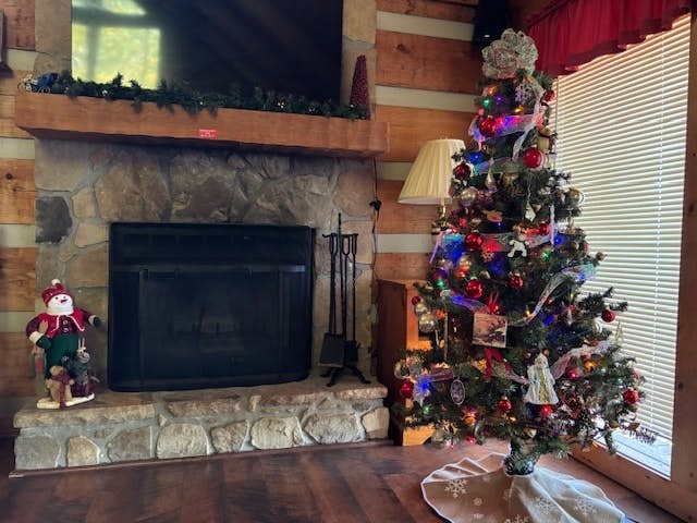 Mountainside cabin w/private hot tub, incredible views & Free Attraction Tickets