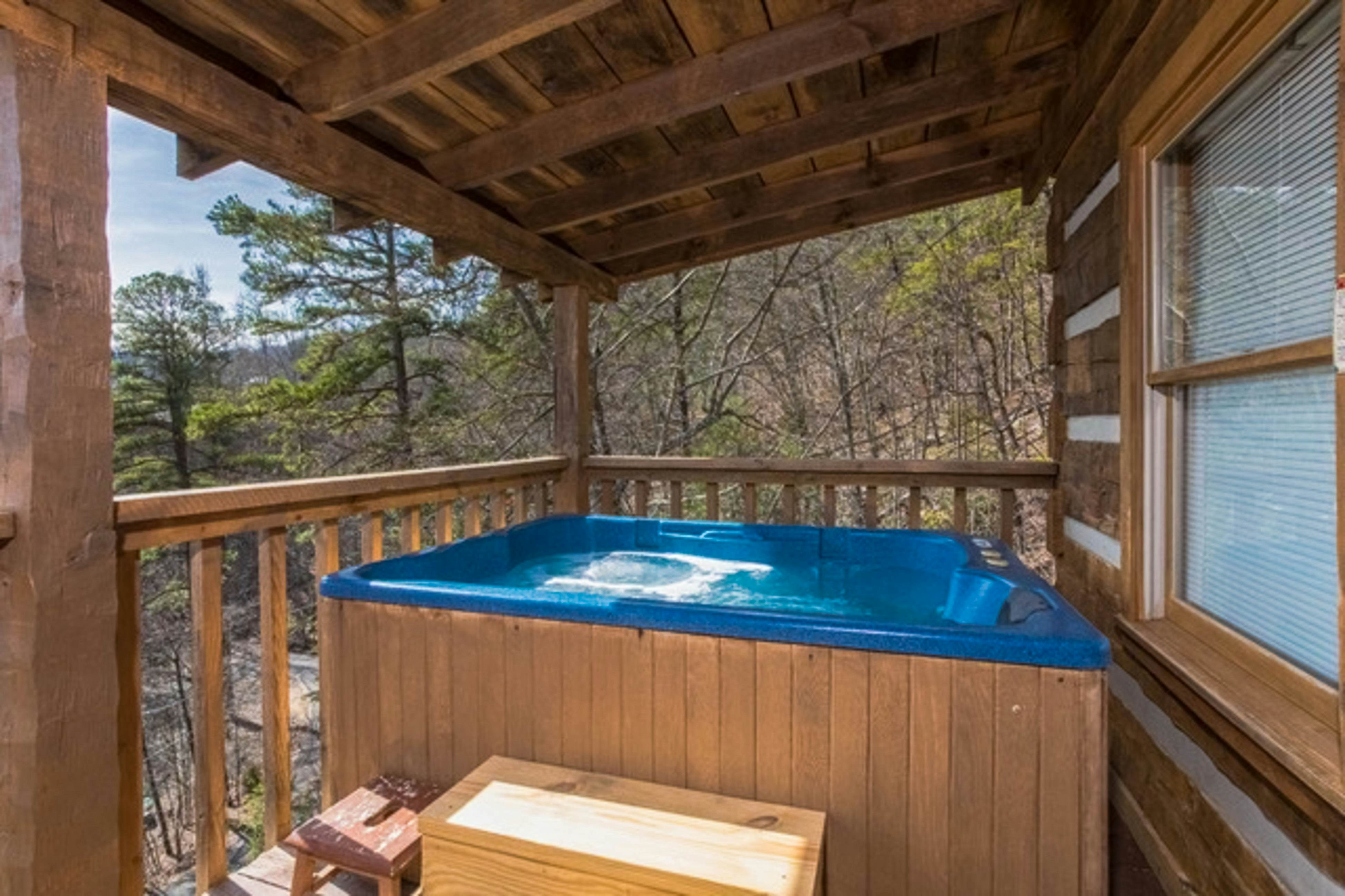 Mountainside cabin w/private hot tub, incredible views & Free Attraction Tickets