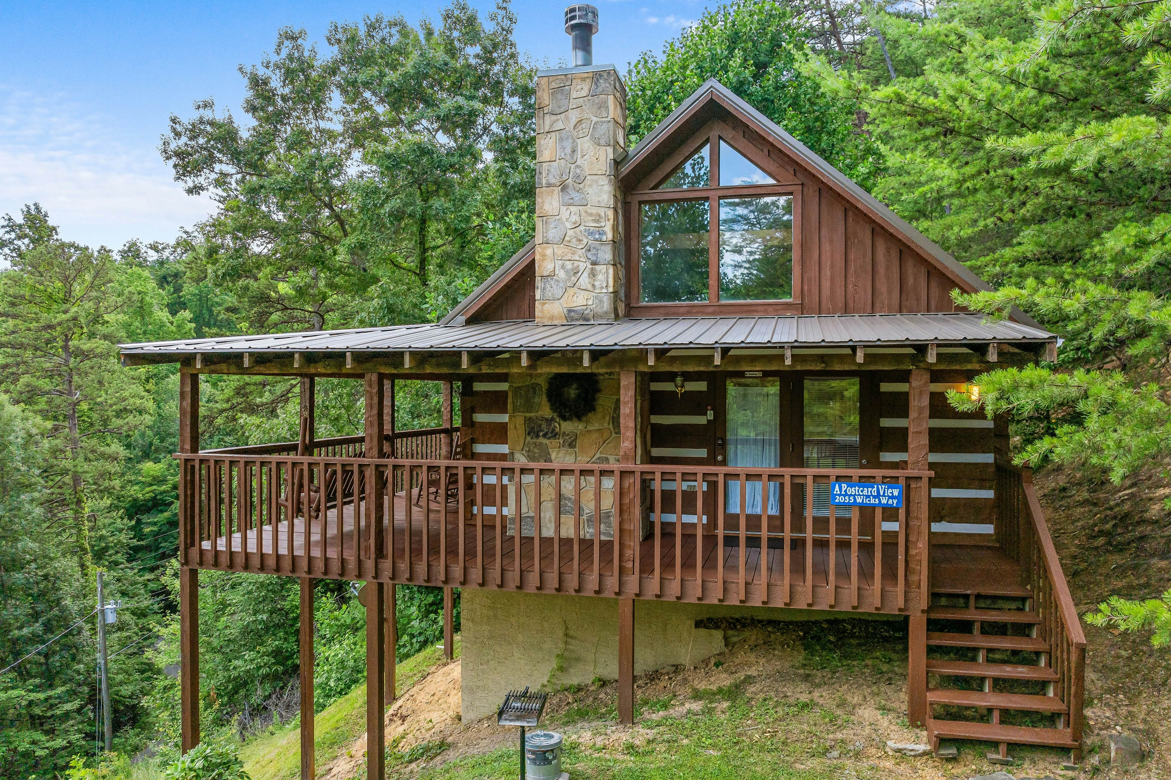 Mountainside cabin w/private hot tub, incredible views & Free Attraction Tickets