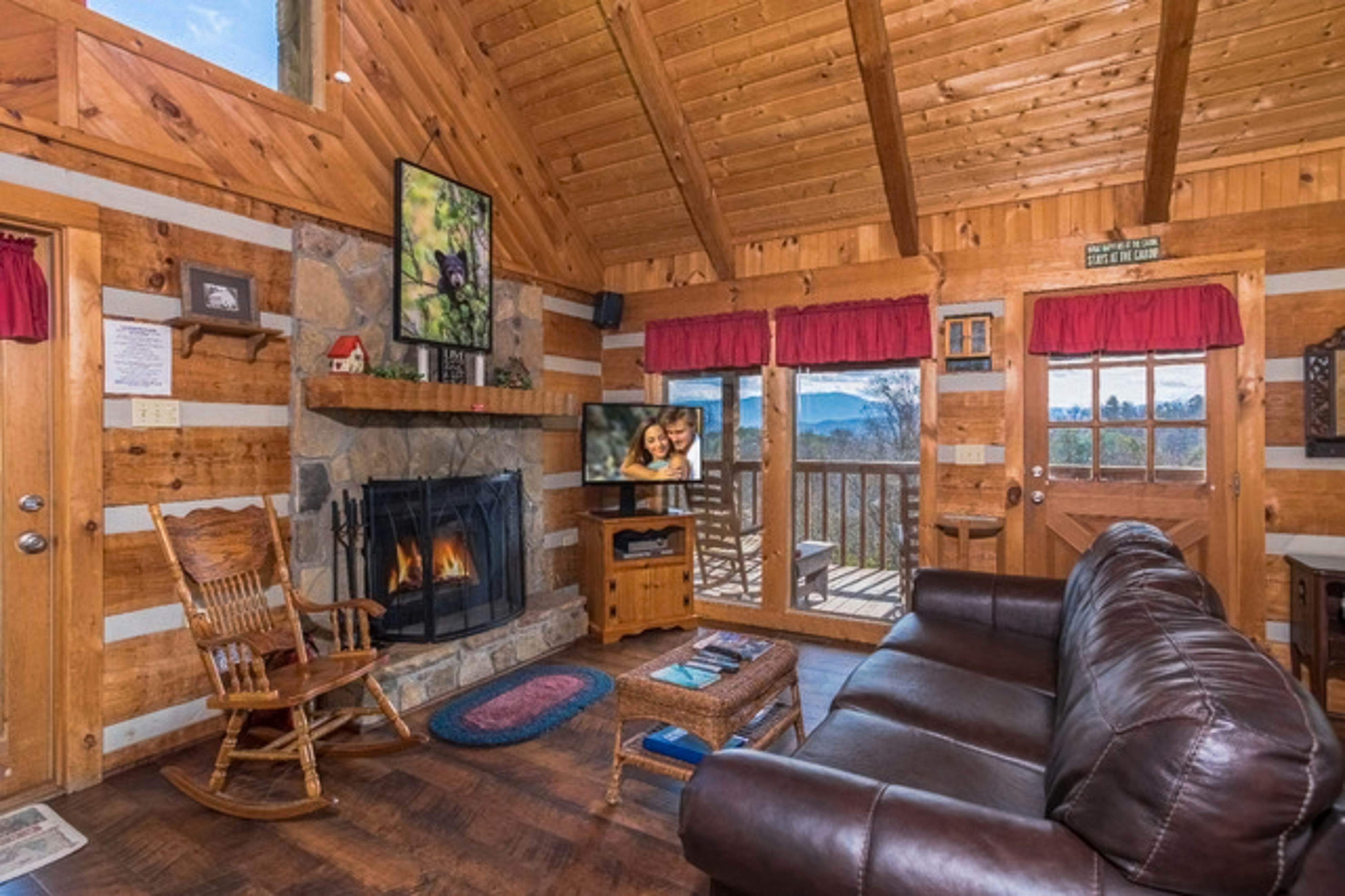 Mountainside cabin w/private hot tub, incredible views & Free Attraction Tickets