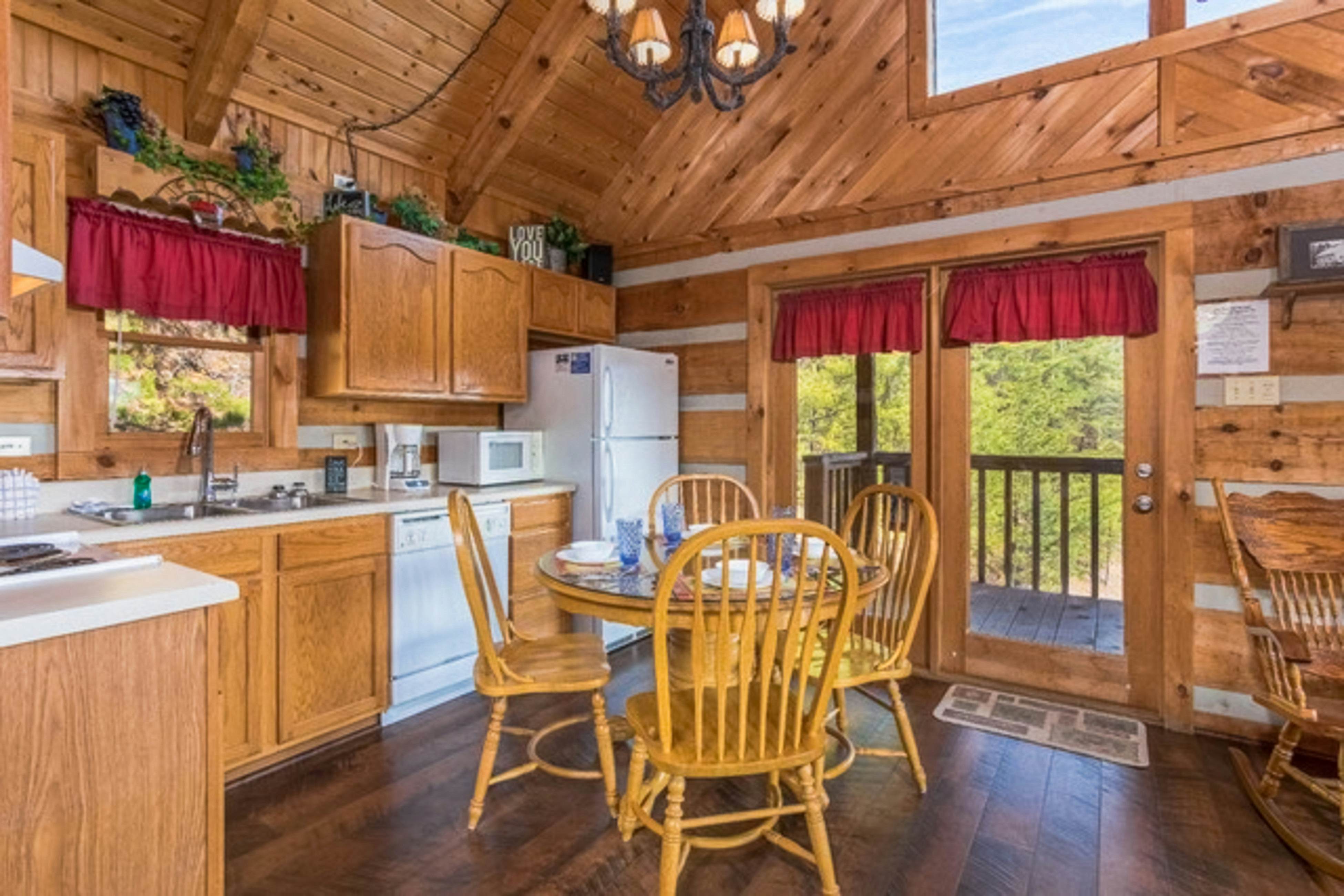 Mountainside cabin w/private hot tub, incredible views & Free Attraction Tickets