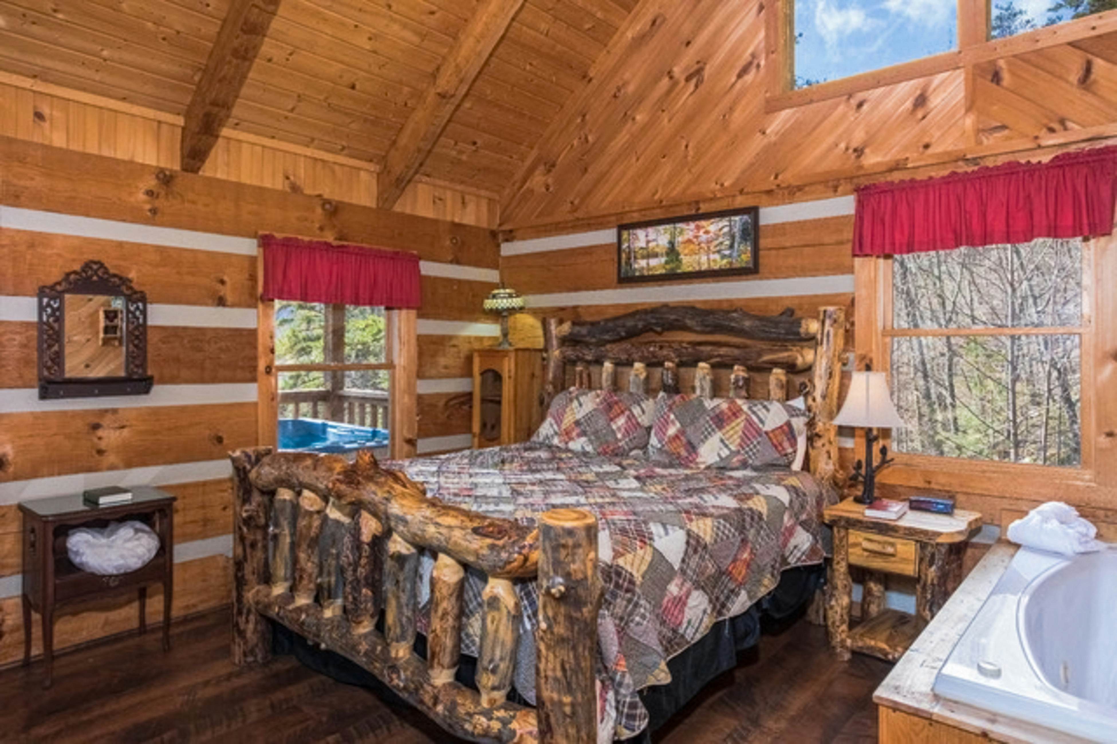 Mountainside cabin w/private hot tub, incredible views & Free Attraction Tickets