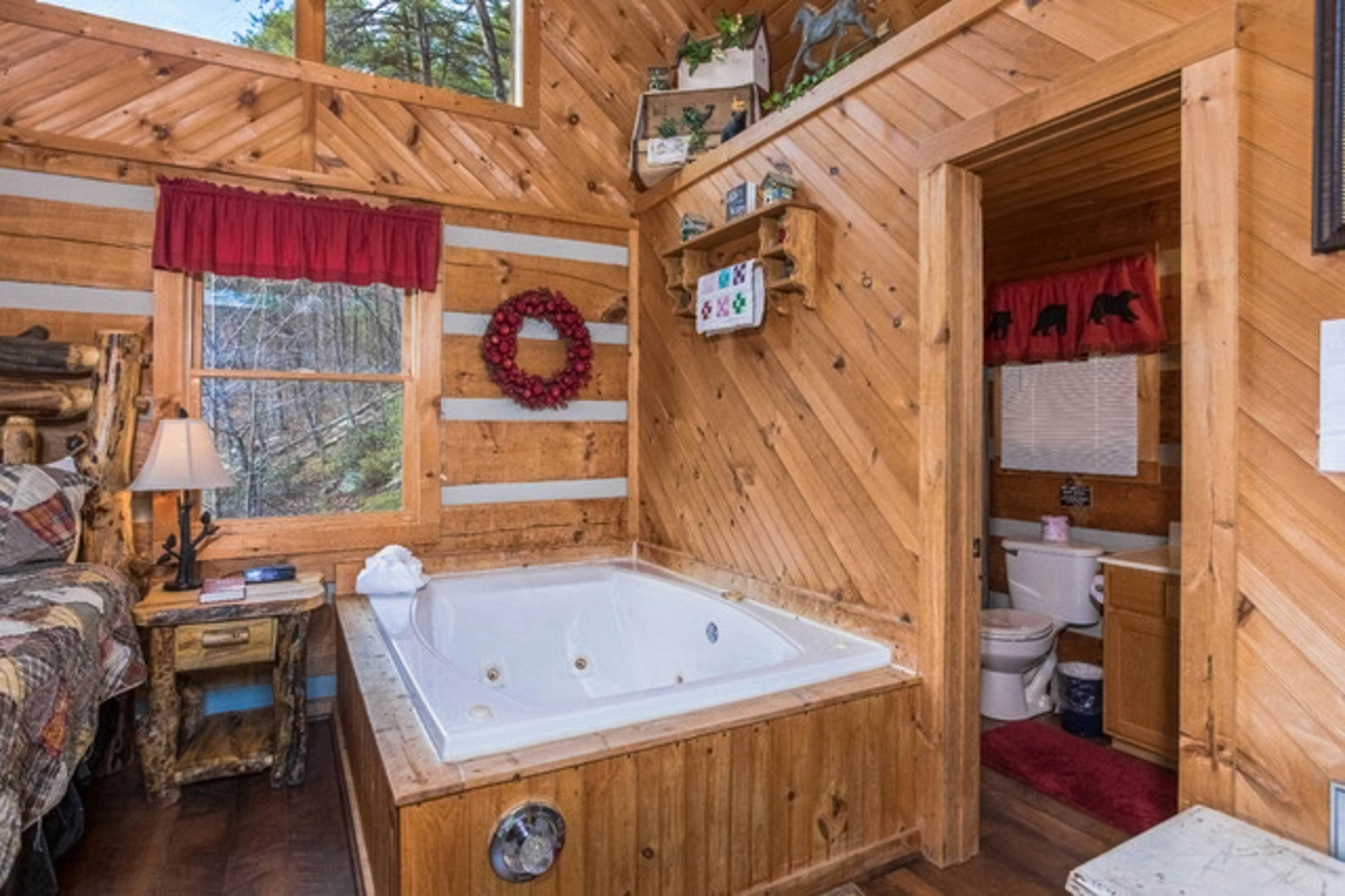 Mountainside cabin w/private hot tub, incredible views & Free Attraction Tickets
