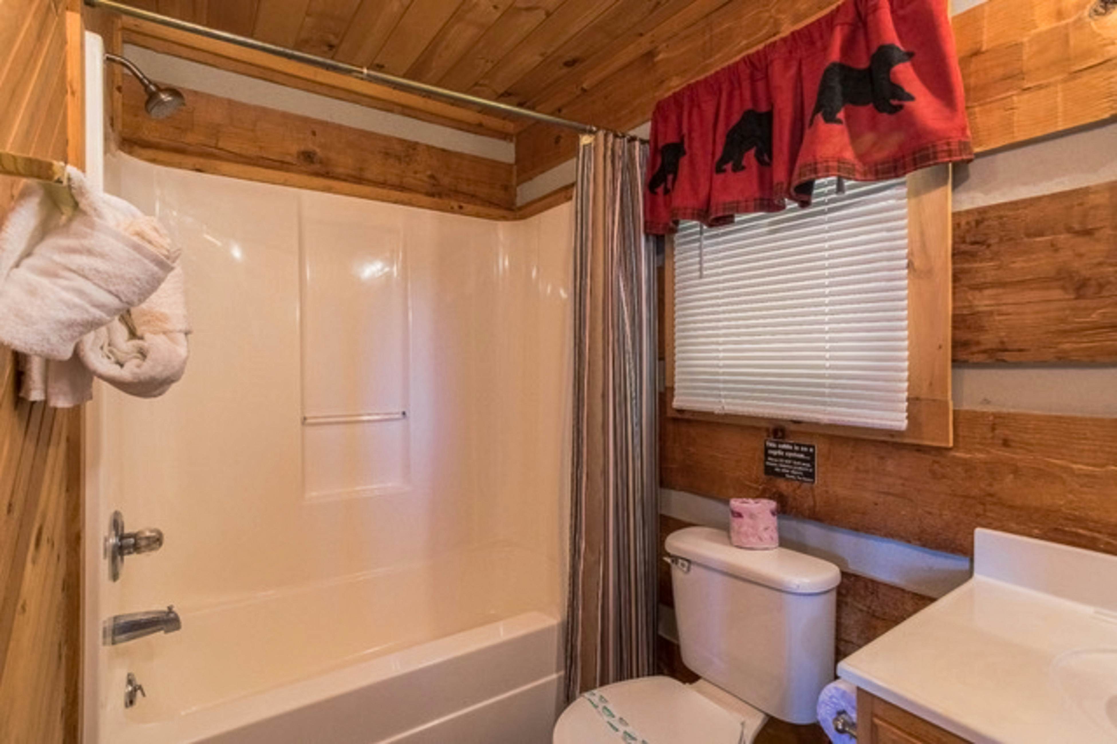 Mountainside cabin w/private hot tub, incredible views & Free Attraction Tickets