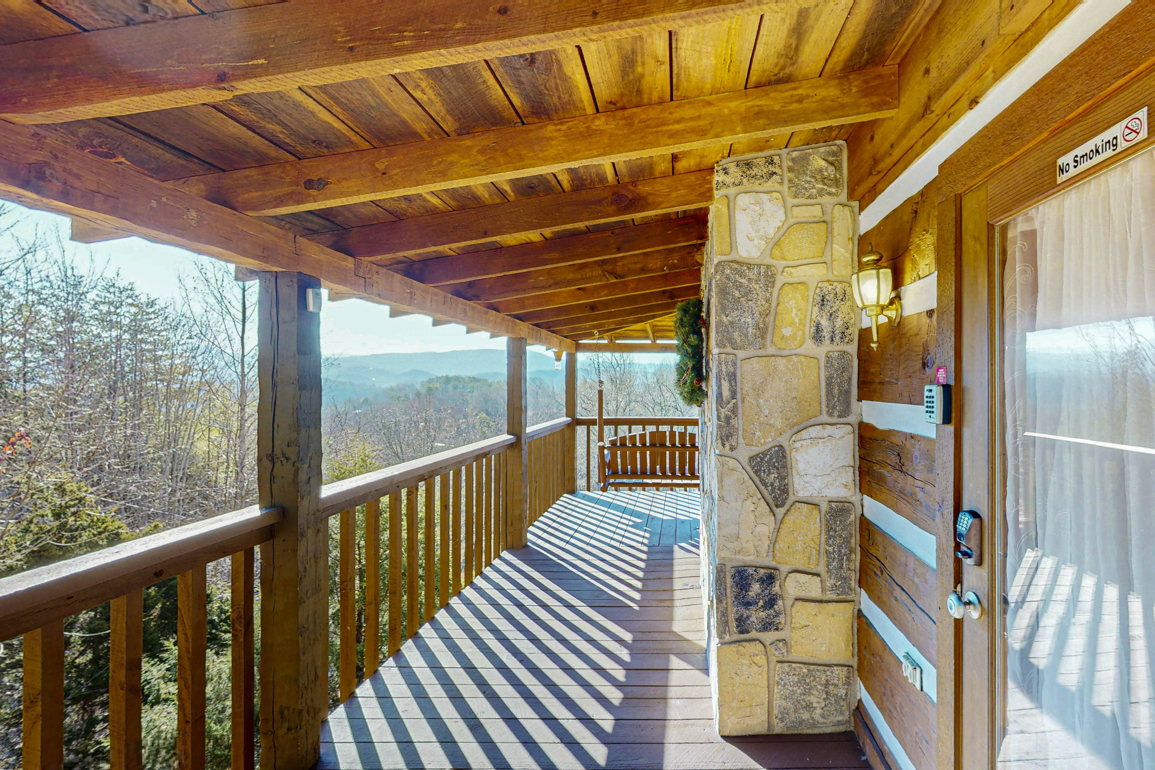 Mountainside cabin w/private hot tub, incredible views & Free Attraction Tickets