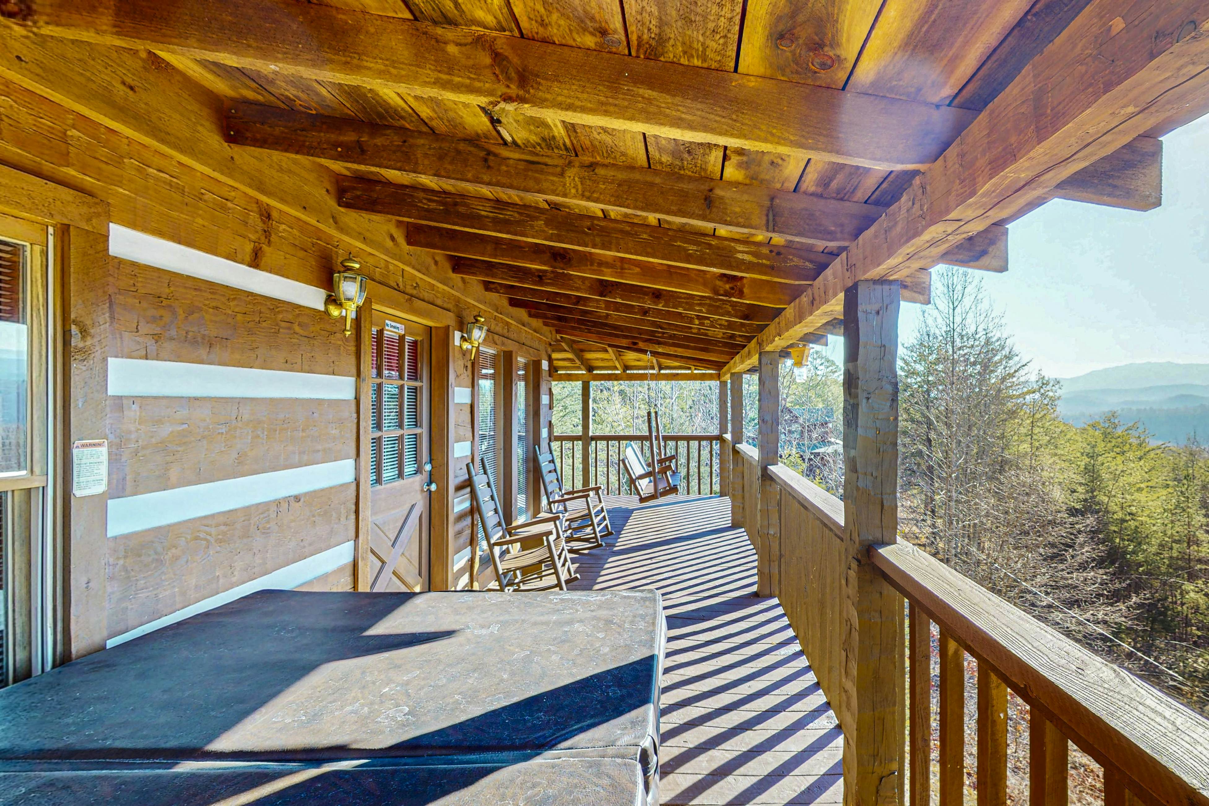 Mountainside cabin w/private hot tub, incredible views & Free Attraction Tickets