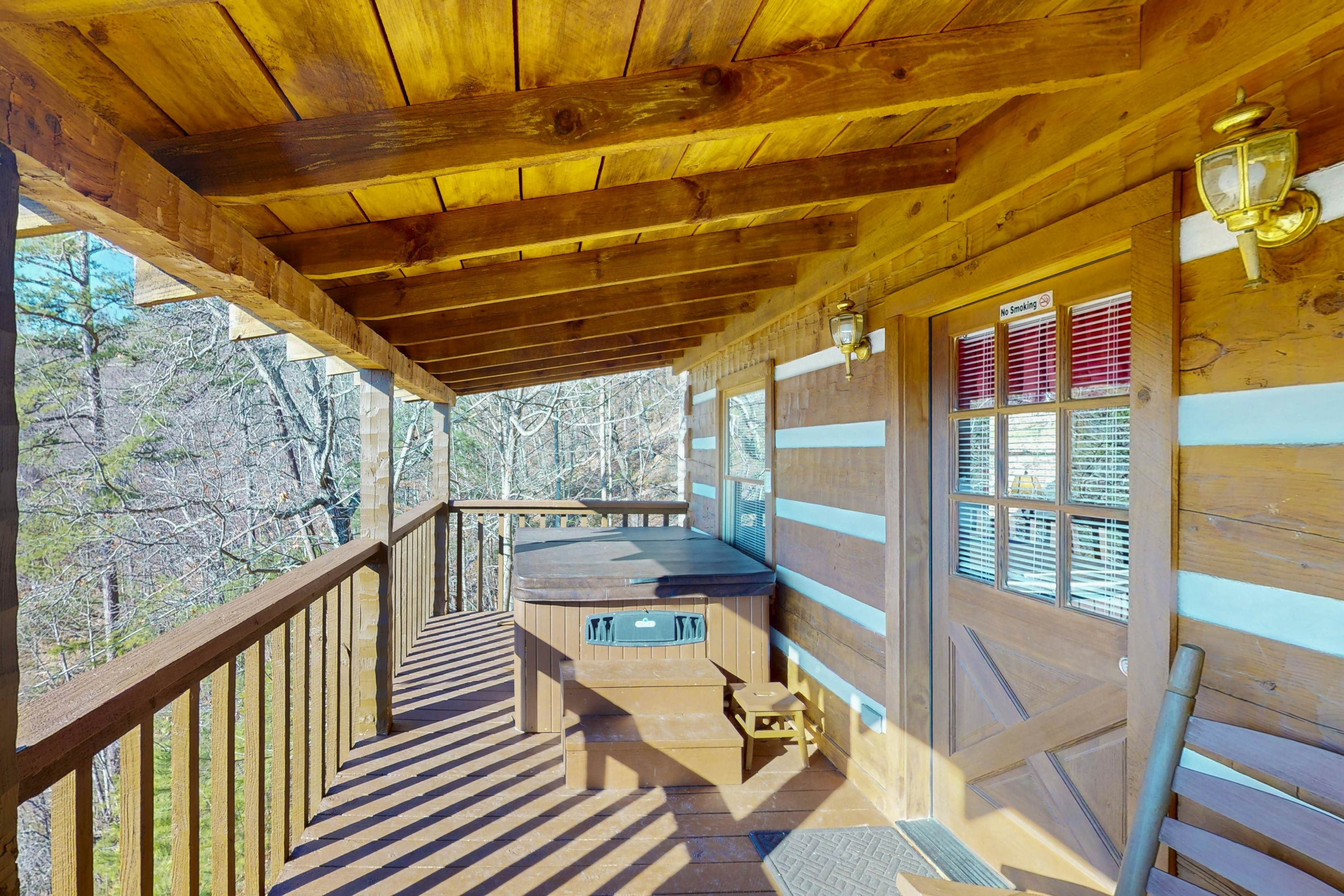 Mountainside cabin w/private hot tub, incredible views & Free Attraction Tickets