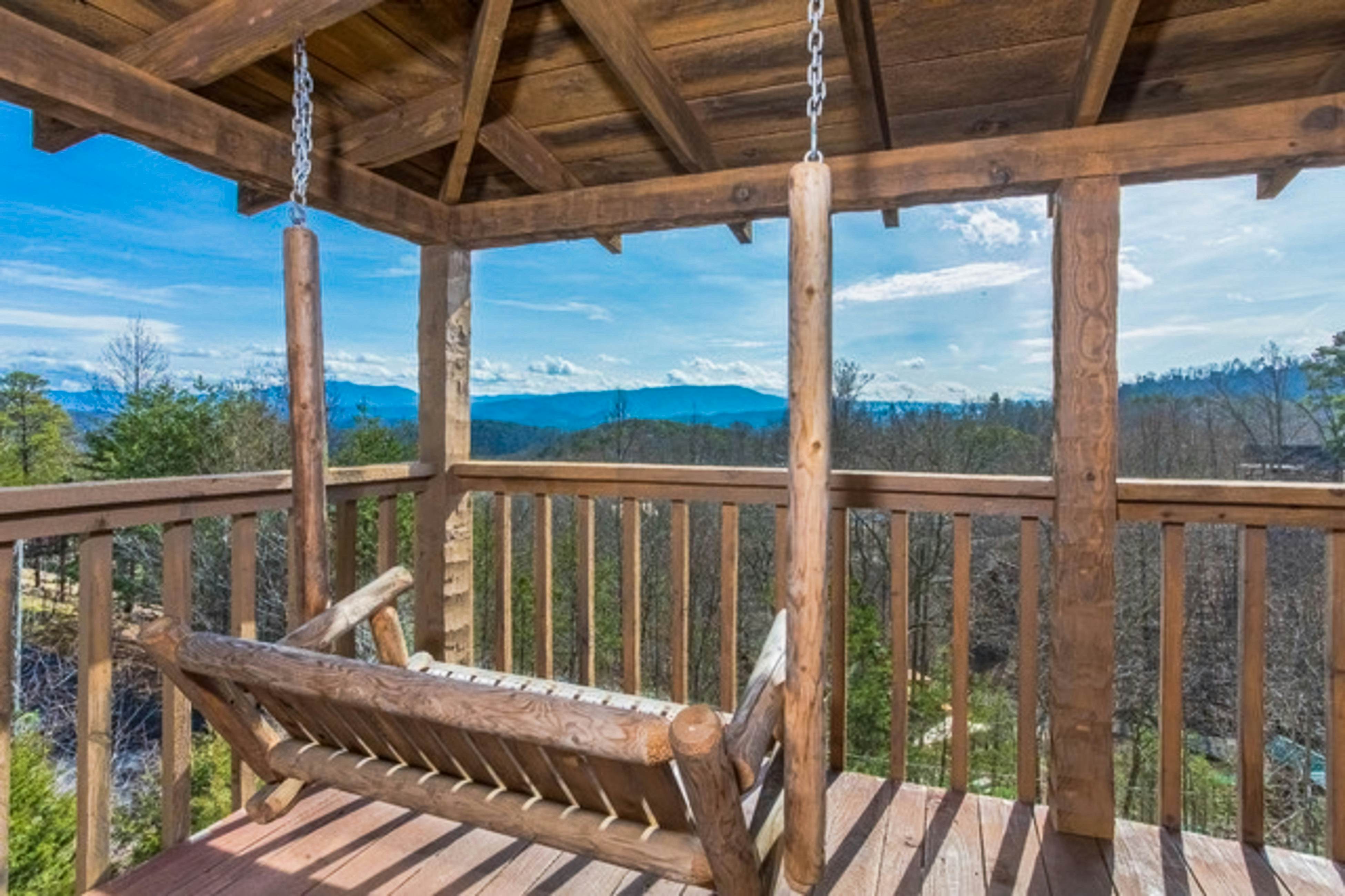 Mountainside cabin w/private hot tub, incredible views & Free Attraction Tickets