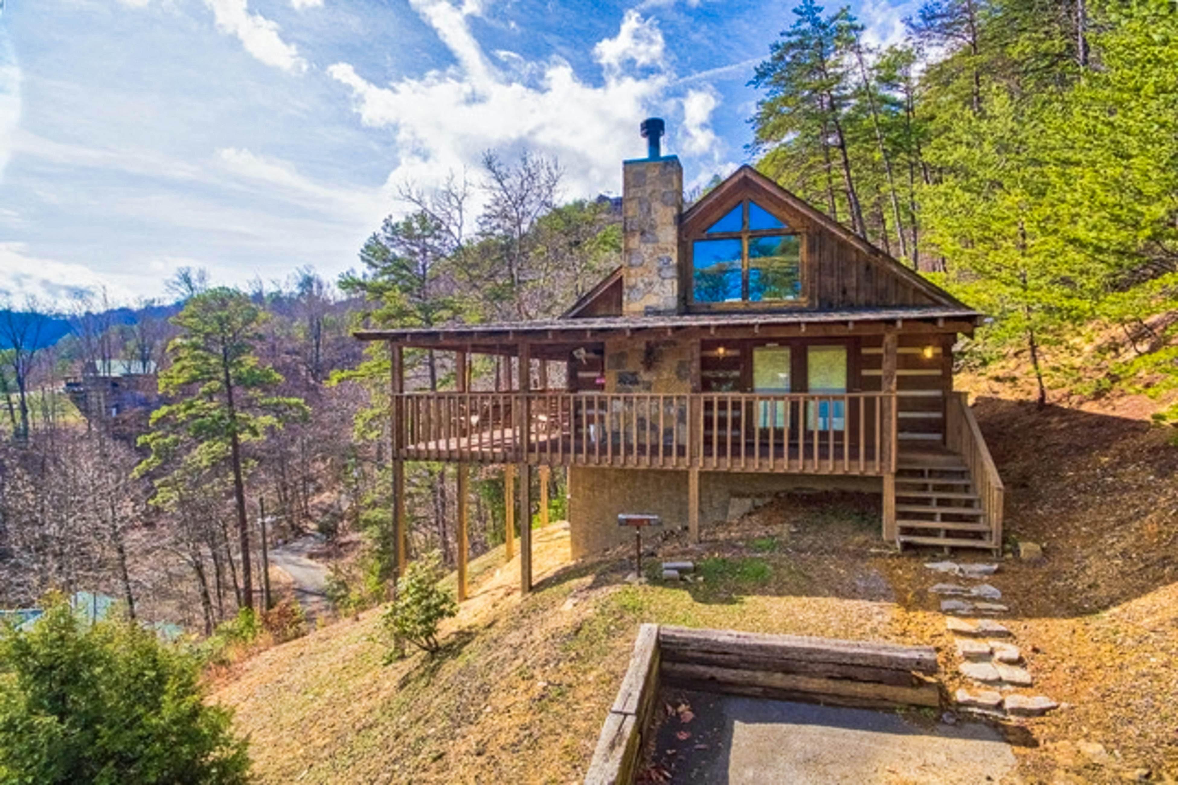 Mountainside cabin w/private hot tub, incredible views & Free Attraction Tickets