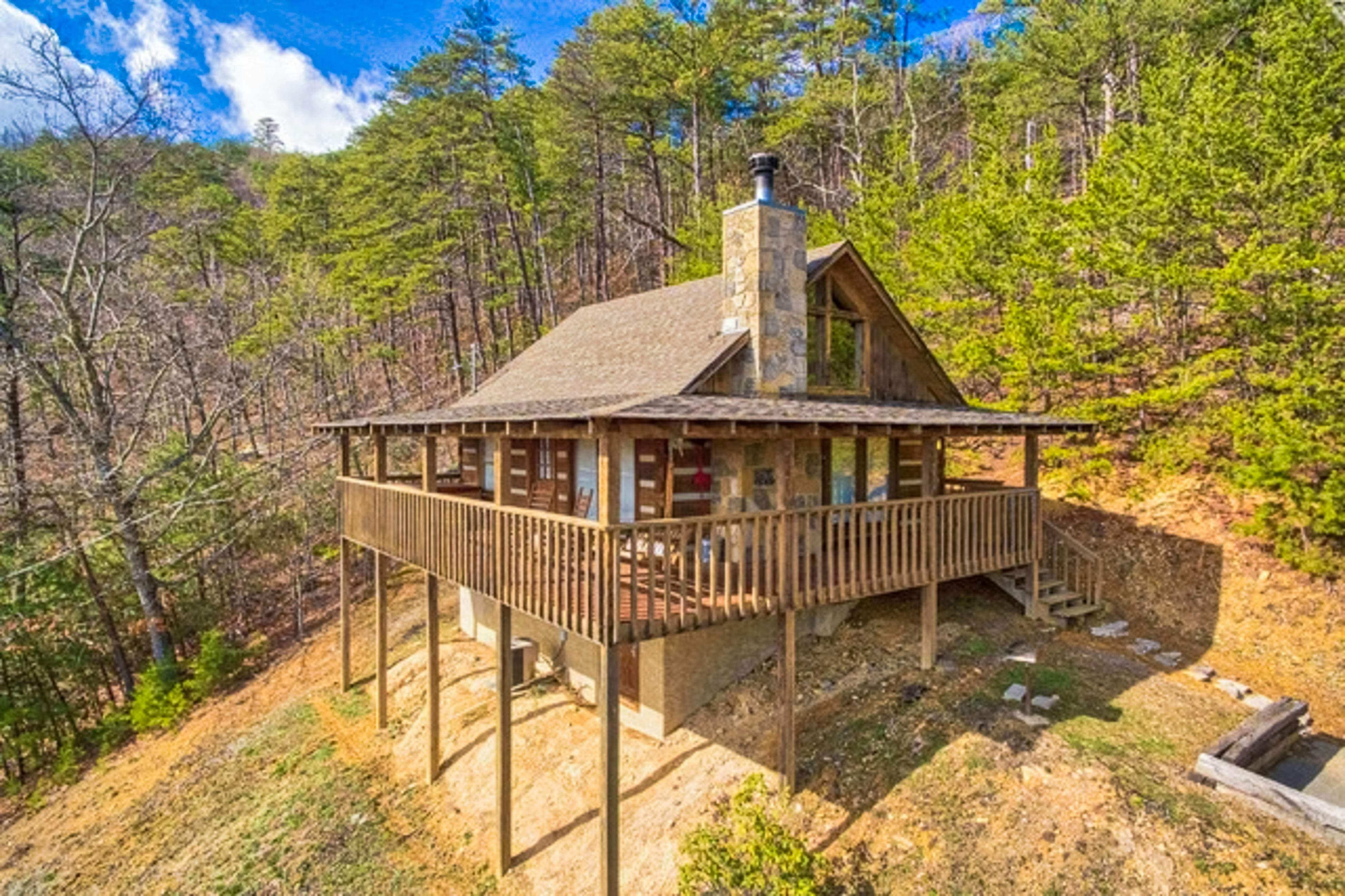 Mountainside cabin w/private hot tub, incredible views & Free Attraction Tickets