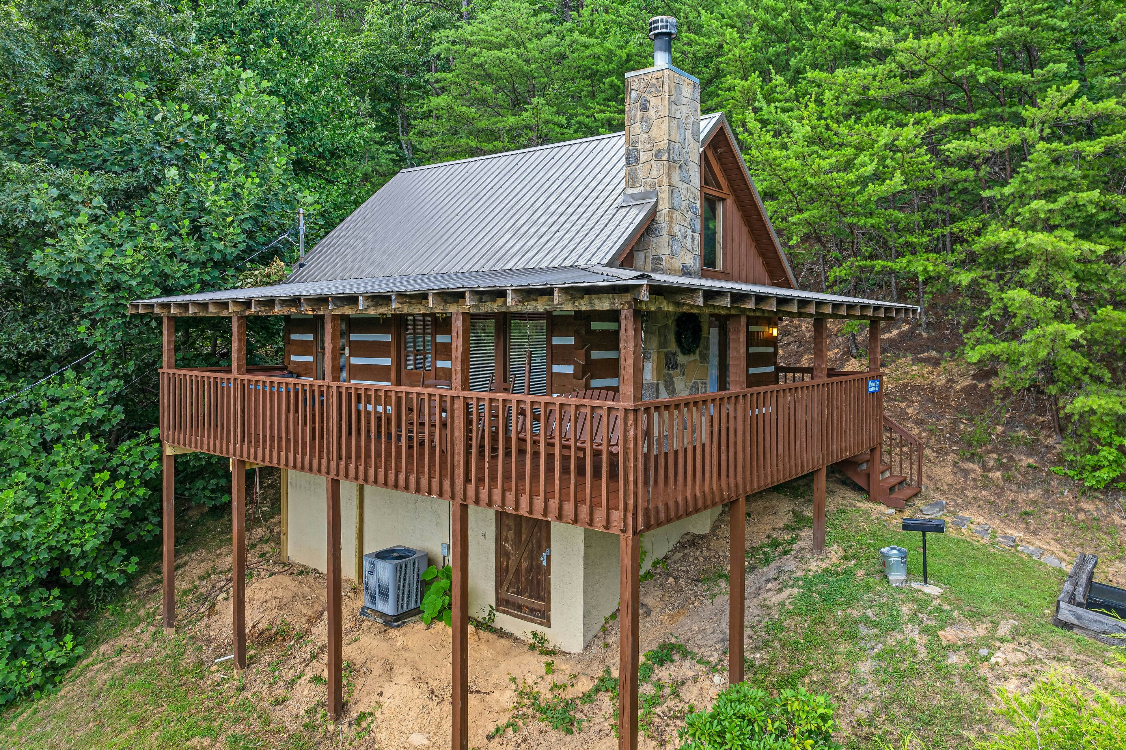 Mountainside cabin w/private hot tub, incredible views & Free Attraction Tickets