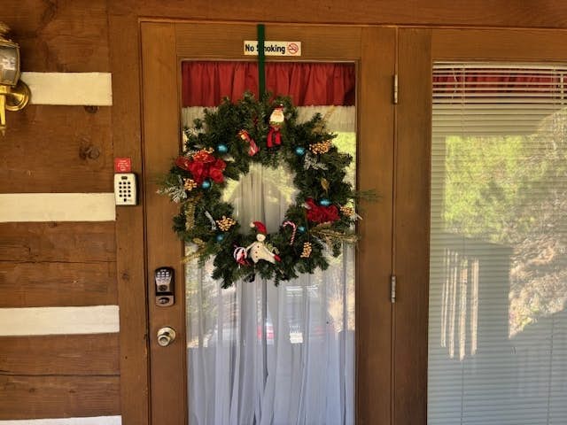 Mountainside cabin w/private hot tub, incredible views & Free Attraction Tickets