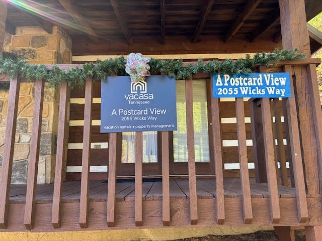 Mountainside cabin w/private hot tub, incredible views & Free Attraction Tickets