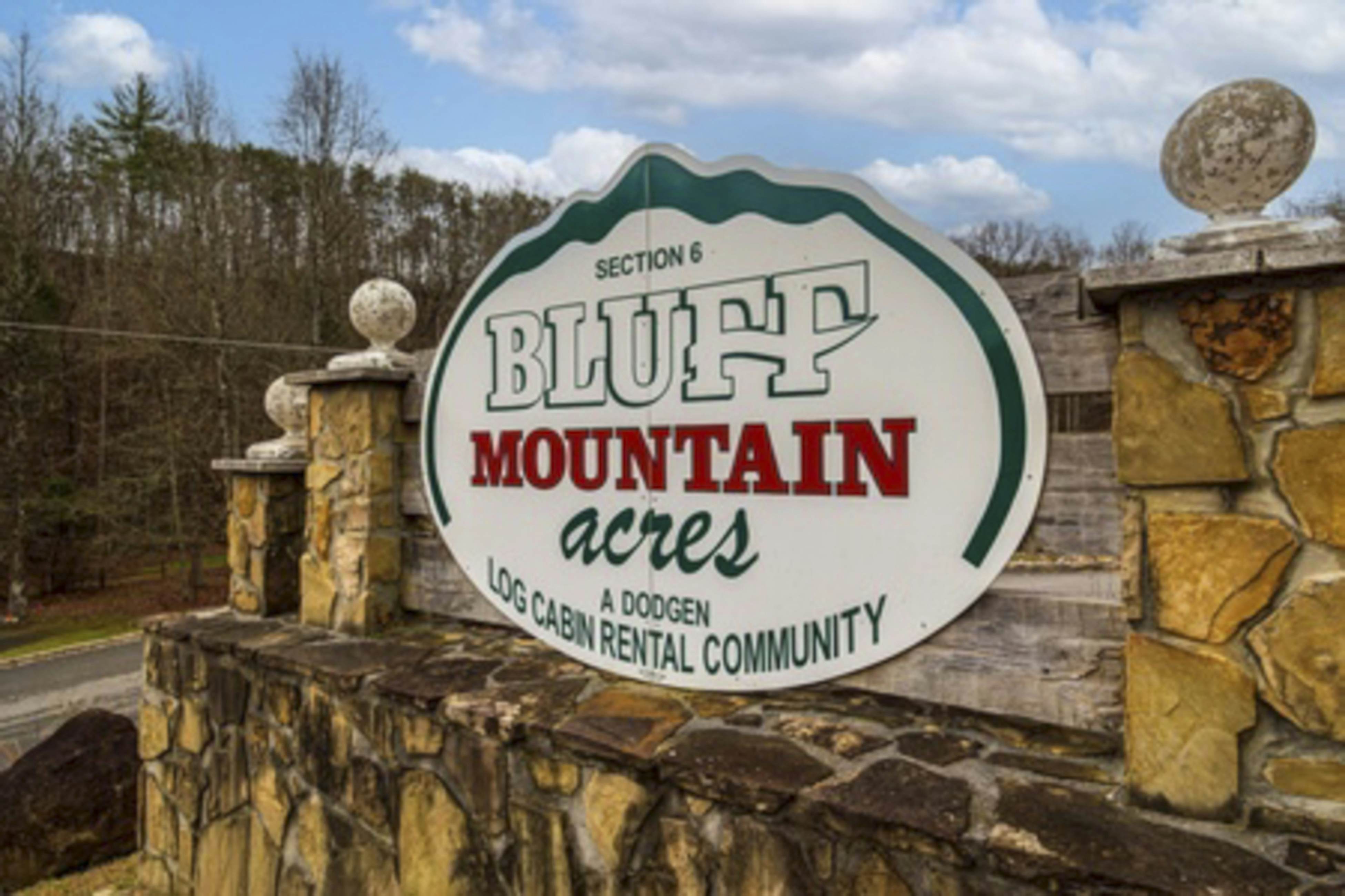 Mountainside cabin w/private hot tub, incredible views & Free Attraction Tickets