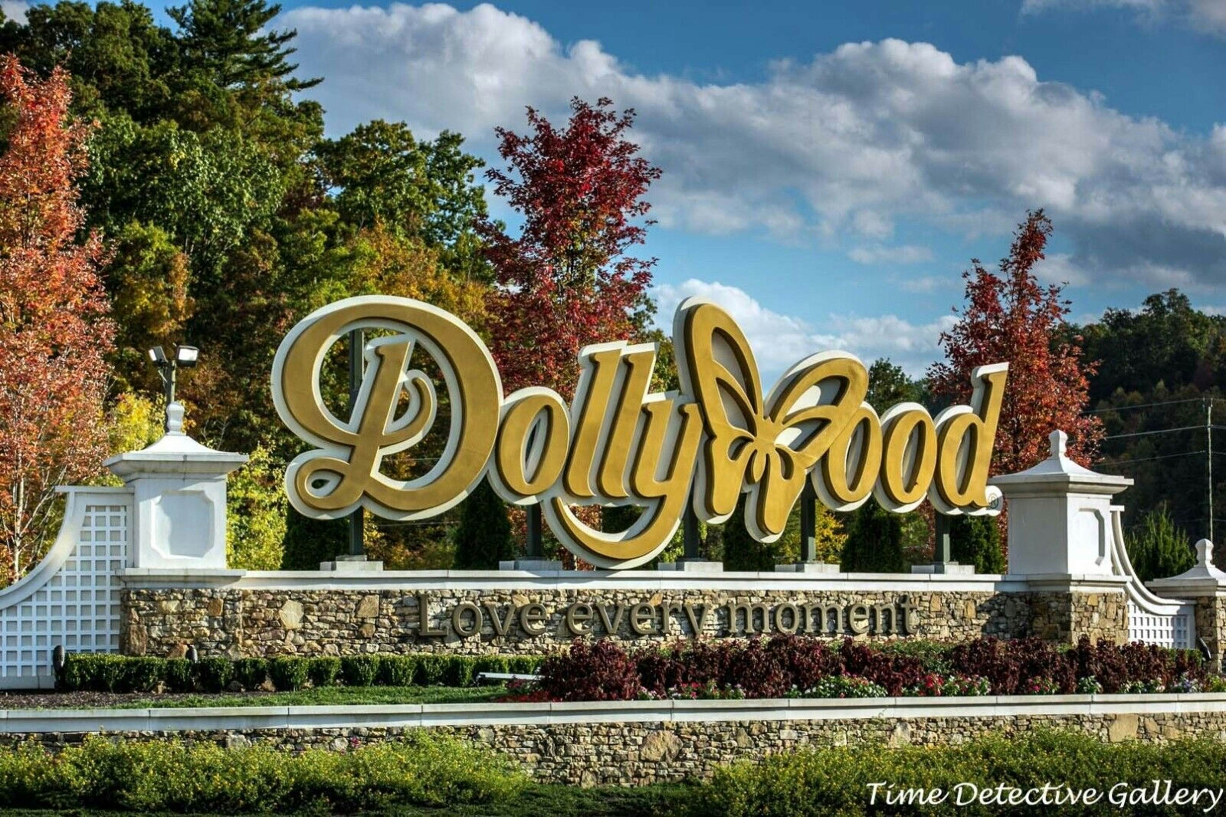 Mountainside cabin w/private hot tub, incredible views & Free Attraction Tickets