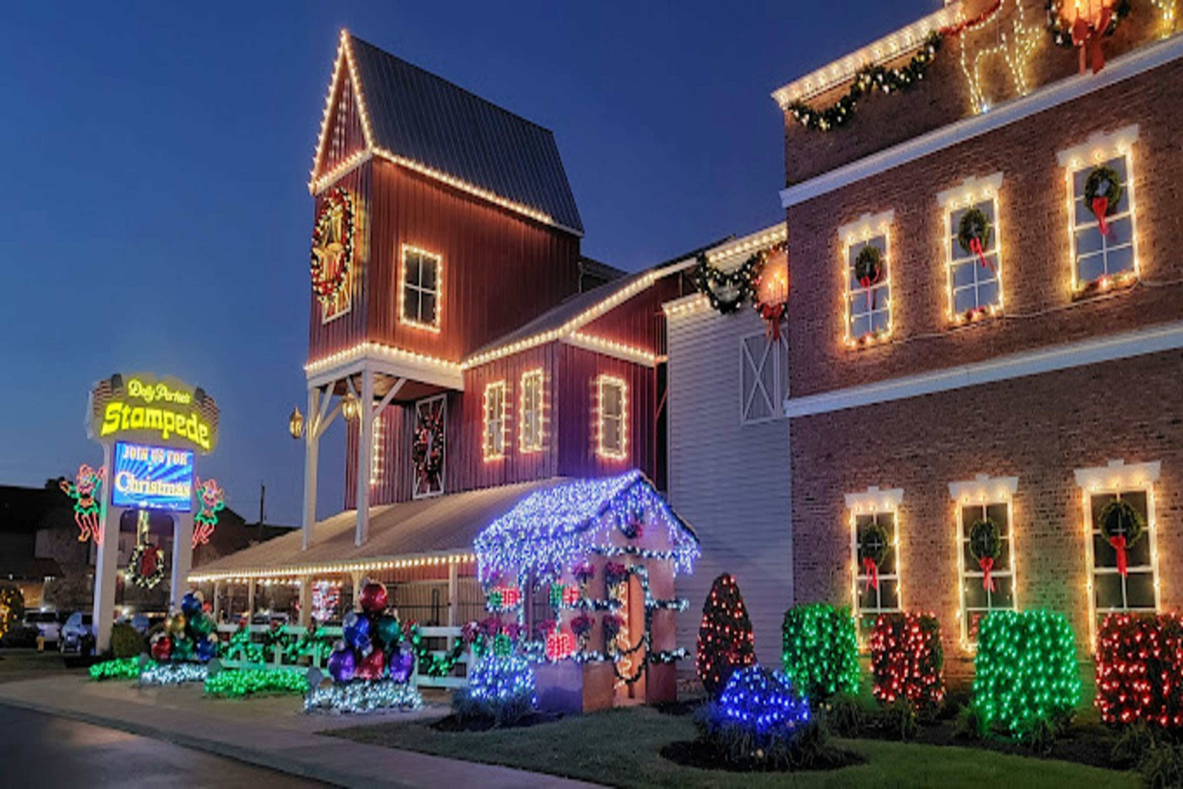 Mountainside cabin w/private hot tub, incredible views & Free Attraction Tickets