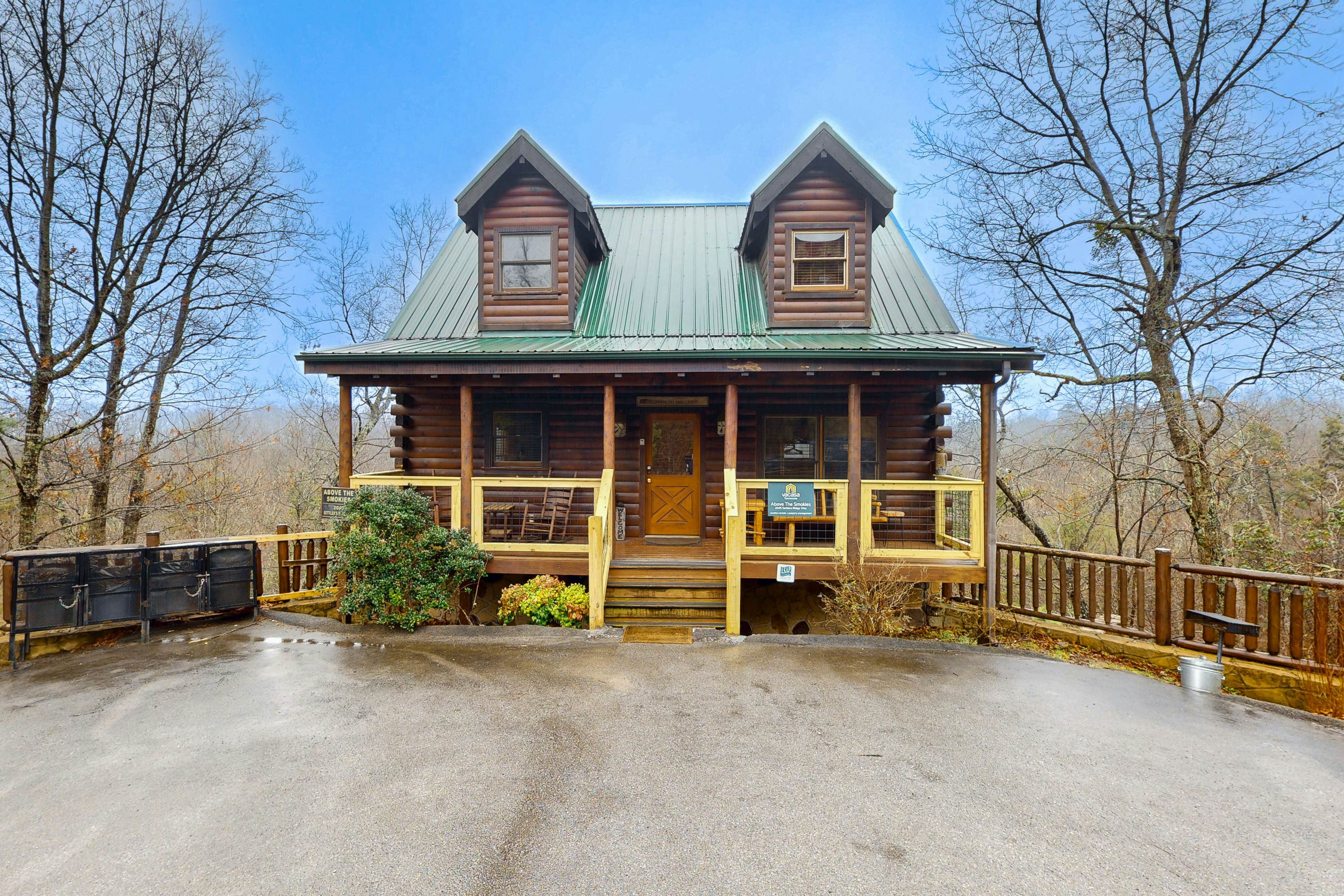 Mountain view cabin with private hot tub and game room + Free Attraction Tickets