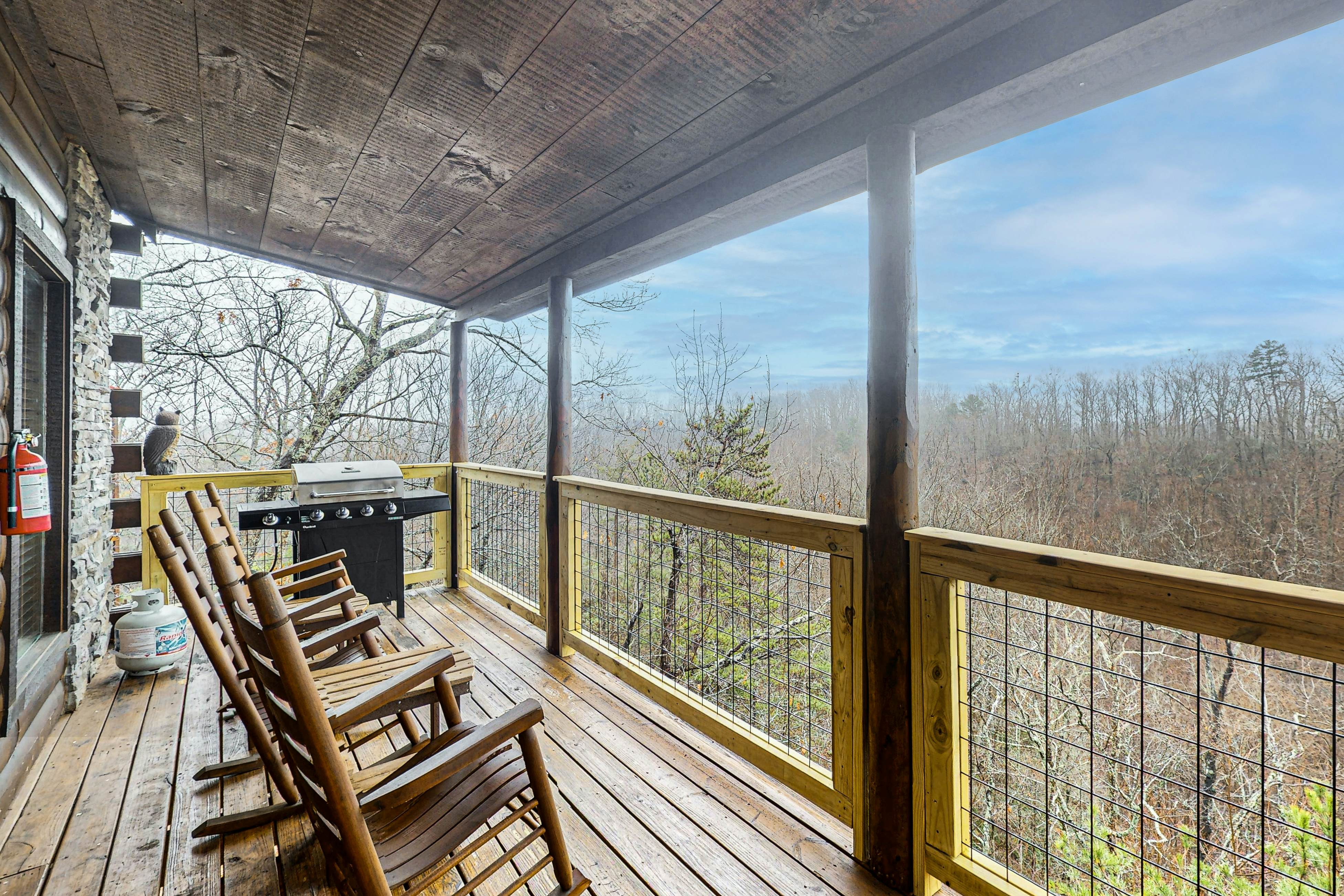 Mountain view cabin with private hot tub and game room + Free Attraction Tickets