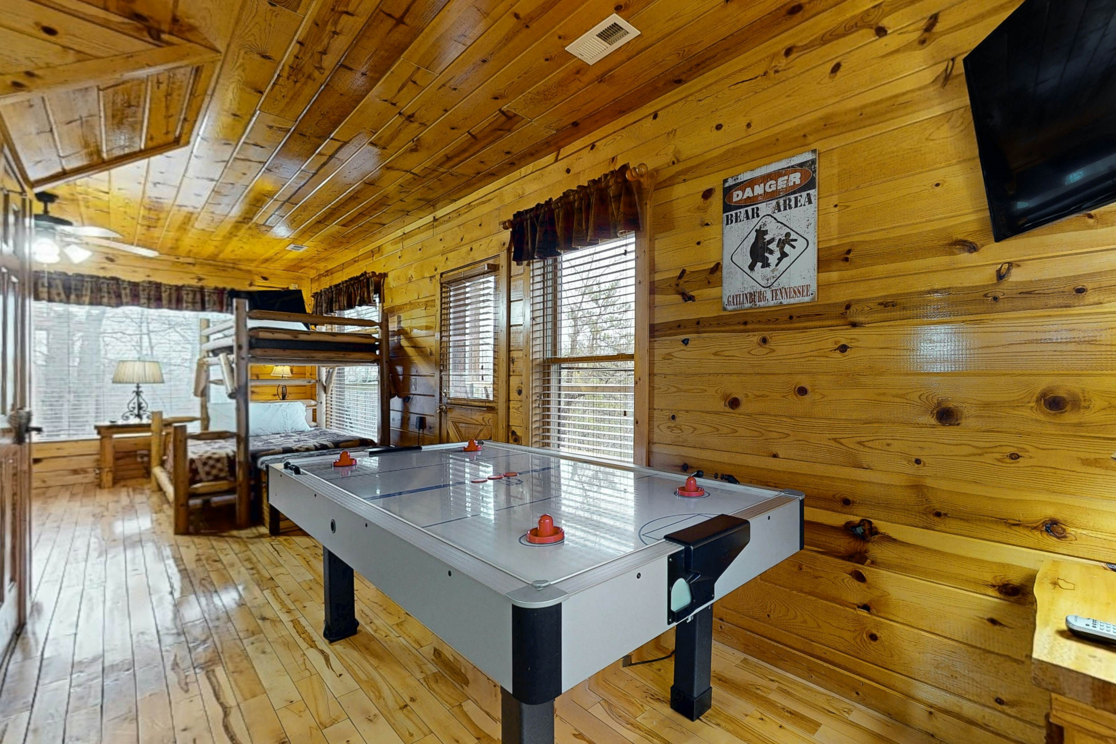 Mountain view cabin with private hot tub and game room + Free Attraction Tickets