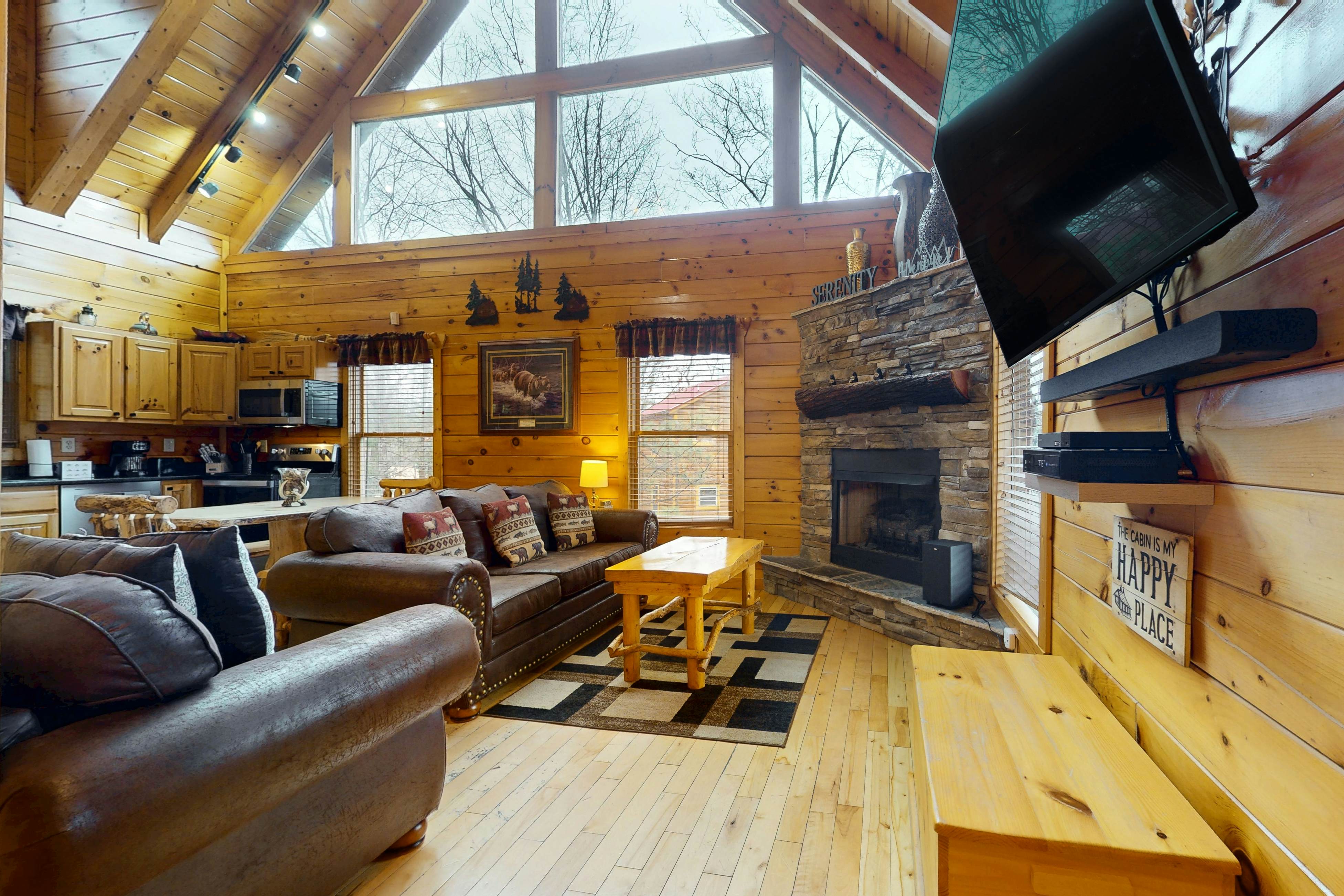 Mountain view cabin with private hot tub and game room + Free Attraction Tickets